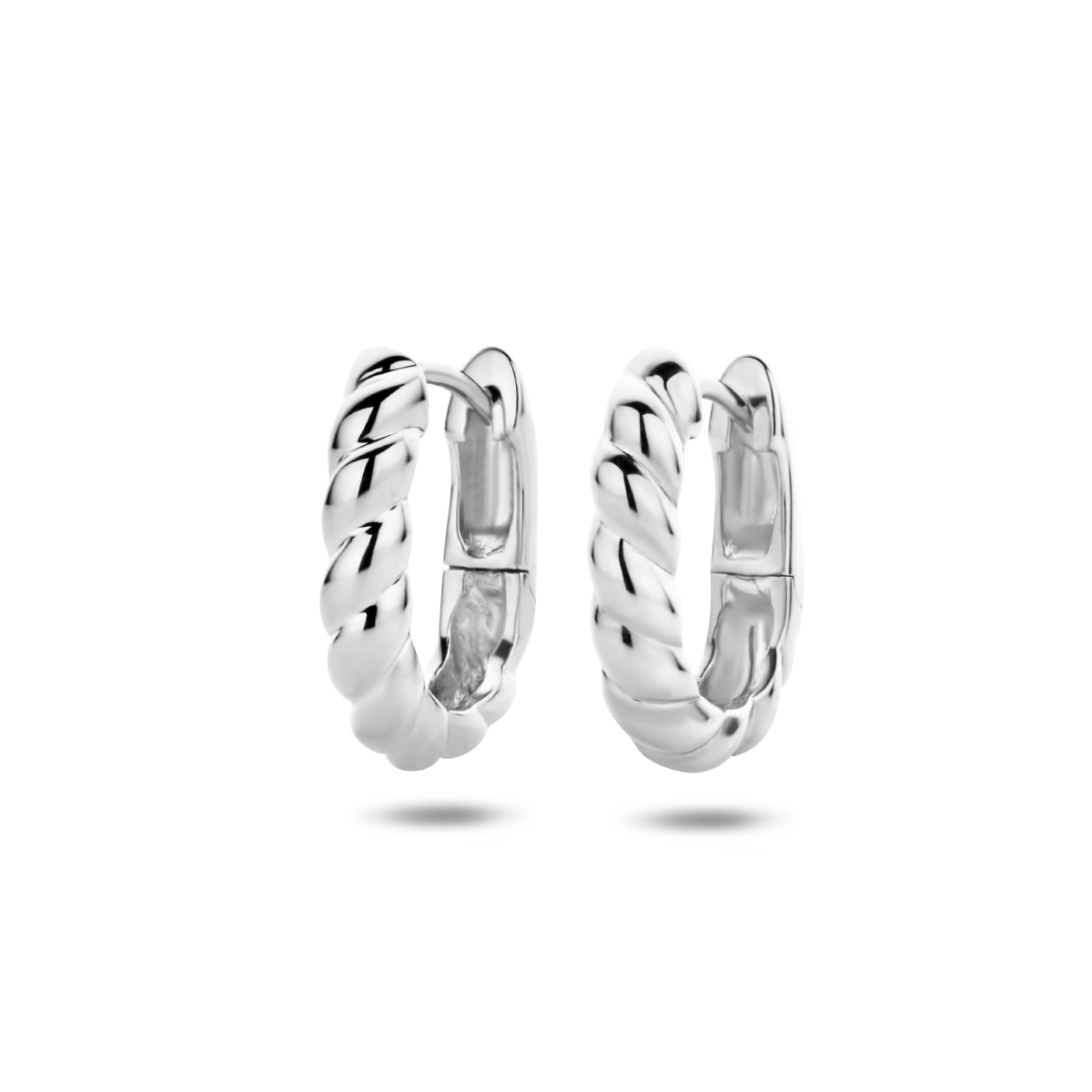 Gerhodineerd 925 zilveren klapoorringen. De klapoorringen hebben een diameter van 17mm. Zilver Papaerclip facet oorring