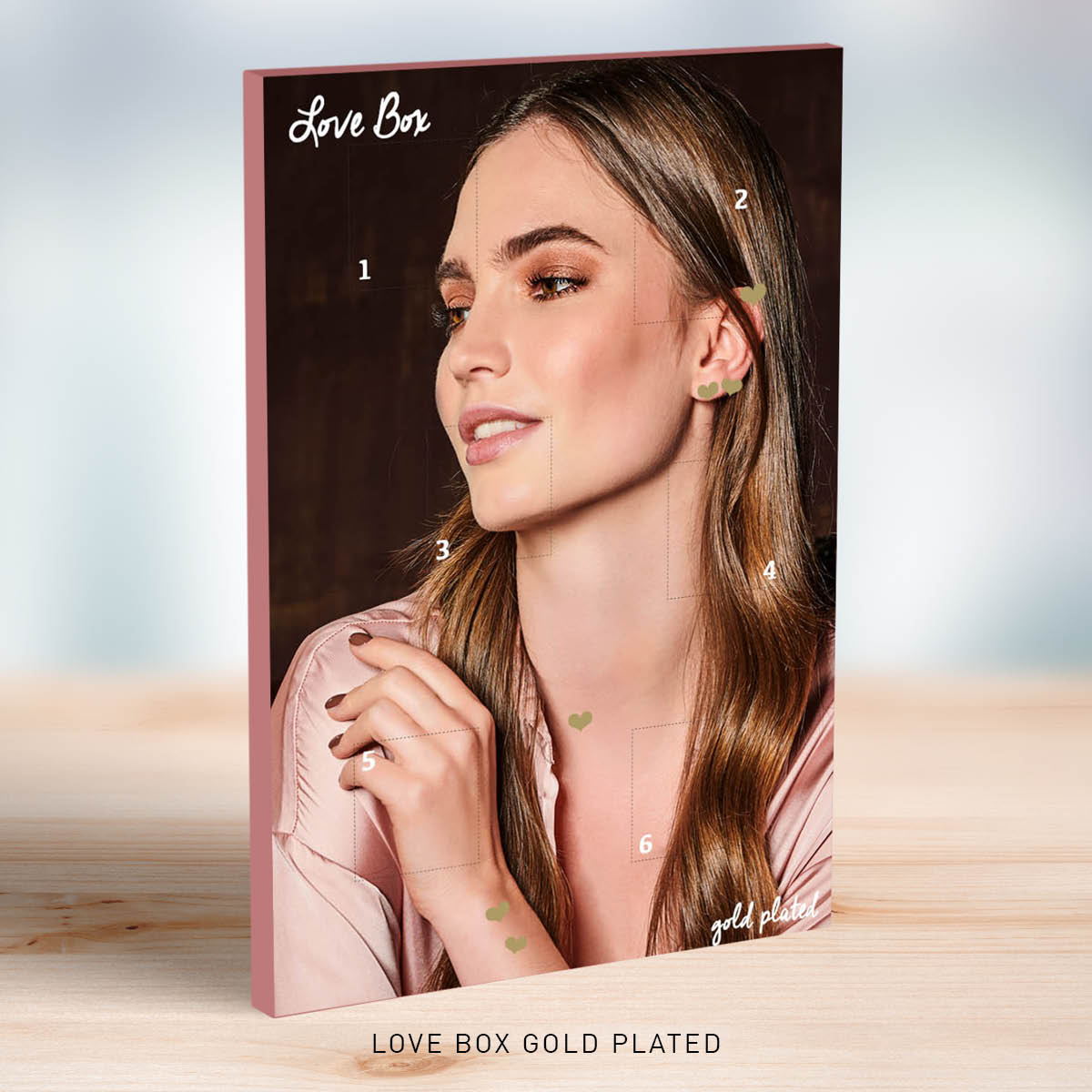 Deze love edition giftbox is een mooi cadeau om te geven aan een geliefde. Deze giftbox bevat verschillende gold plated sieraden: oorringen, collier, earcuff, oorknoppen en twee armbanden. Elk sieraad zit verborgen achter een vakje. Dat zorgt voor extra lang uitpak plezier! De sieraden kunnen met elkaar gecombineerd worden. Kortom: een feestje om cadeau te krijgen! Geen garantie op plating.
Deze box is te bestellen zolang de voorraad strekt.