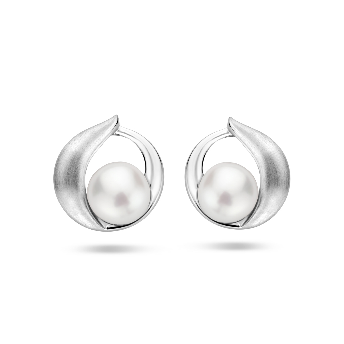 Gerhodineerd 925 zilveren oorknoppen uitgevoerd met een zoetwaterparel. De oorknoppen hebben een afmeting van 11,5x11mm.