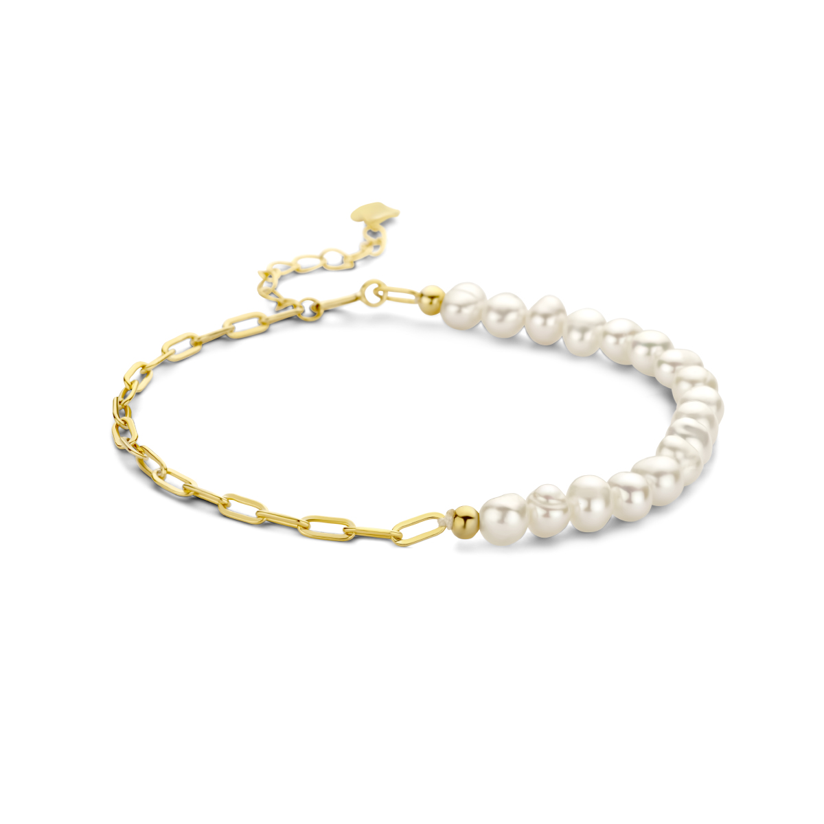 Geelgoud op 925 zilveren armband uitgevoerd met zoetwaterparels van 5.5mm en een paperclip schakel van 2.3mm. De armband heeft een draaglengte van 17cm en een extensie van 3cm. Geen garantie op plating.