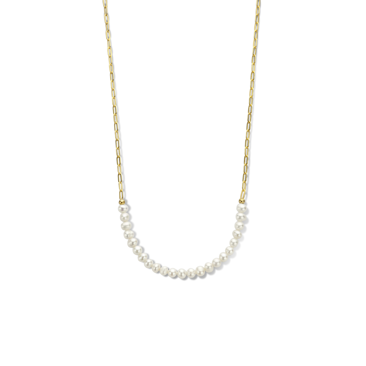 Geelgoud op 925 zilveren collier uitgevoerd met zoetwaterparels van 5.5mm en een paperclip schakel van 2.3mm. Het collier heeft een draaglengte van 40cm en een extensie van 3cm. Geen garantie op plating.