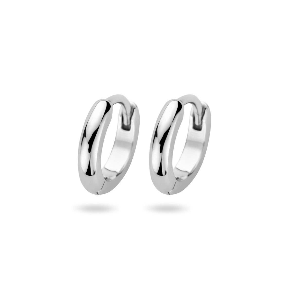 Gerhodineerd 925 zilveren klapoorringen. De klapoorringen hebben een afmeting van 11.5x2.5