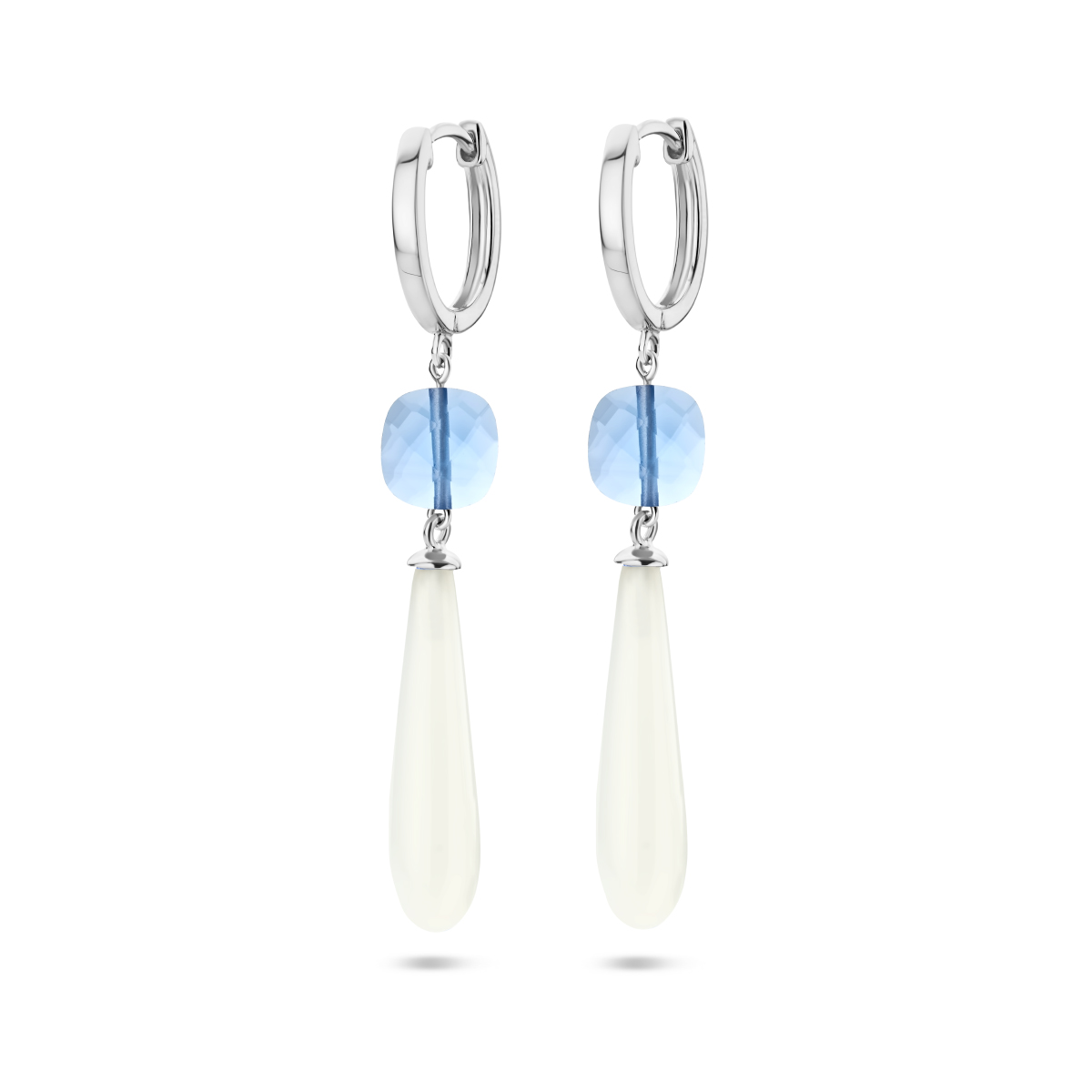 Gerhodineerd 925 zilveren klapoorringen met blauw en wit kleurstenen. De oorhangers hebben een totale hoogte van 56mm.