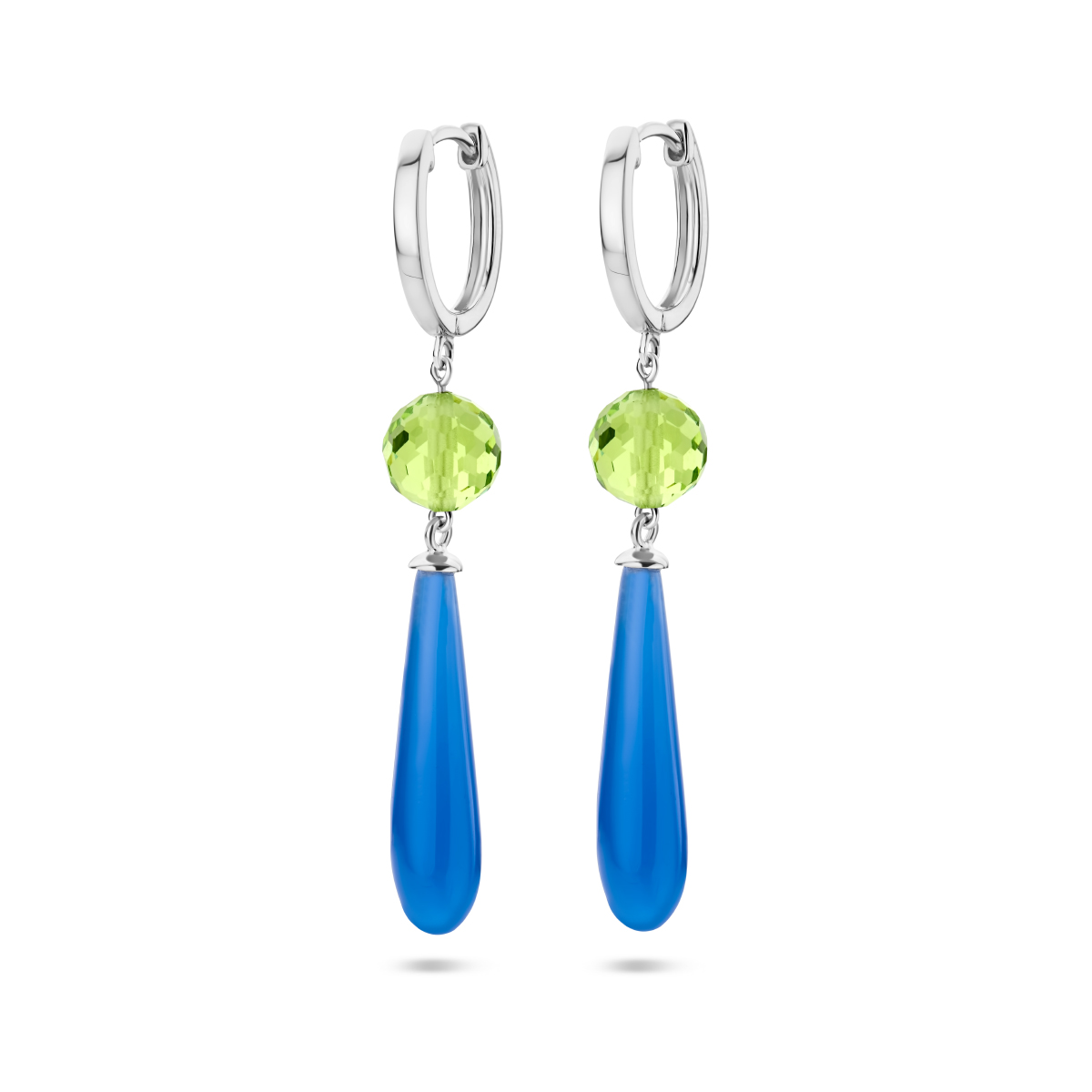Gerhodineerd 925 zilveren klapoorringen met groen en blauw kleurstenen. De oorhangers hebben een totale hoogte van 56mm.