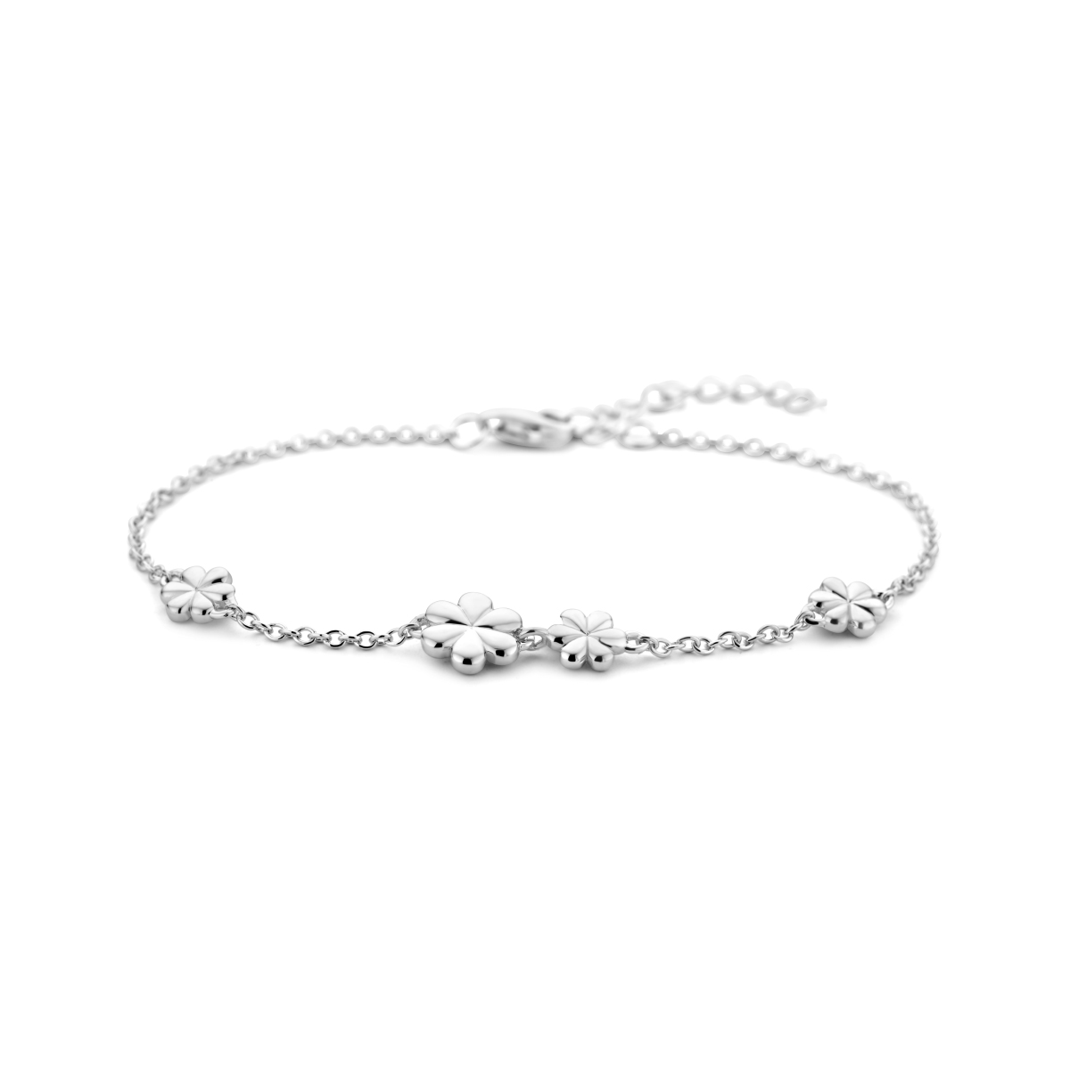 Gerhodineerd 925 zilveren armband uitgevoerd met vier bloemen. De armband heeft een schakelbreedte van 1.5mm en is uitgevoerd met een karabijnsluiting. De draaglengte is 16cm met een extensie van 3cm.