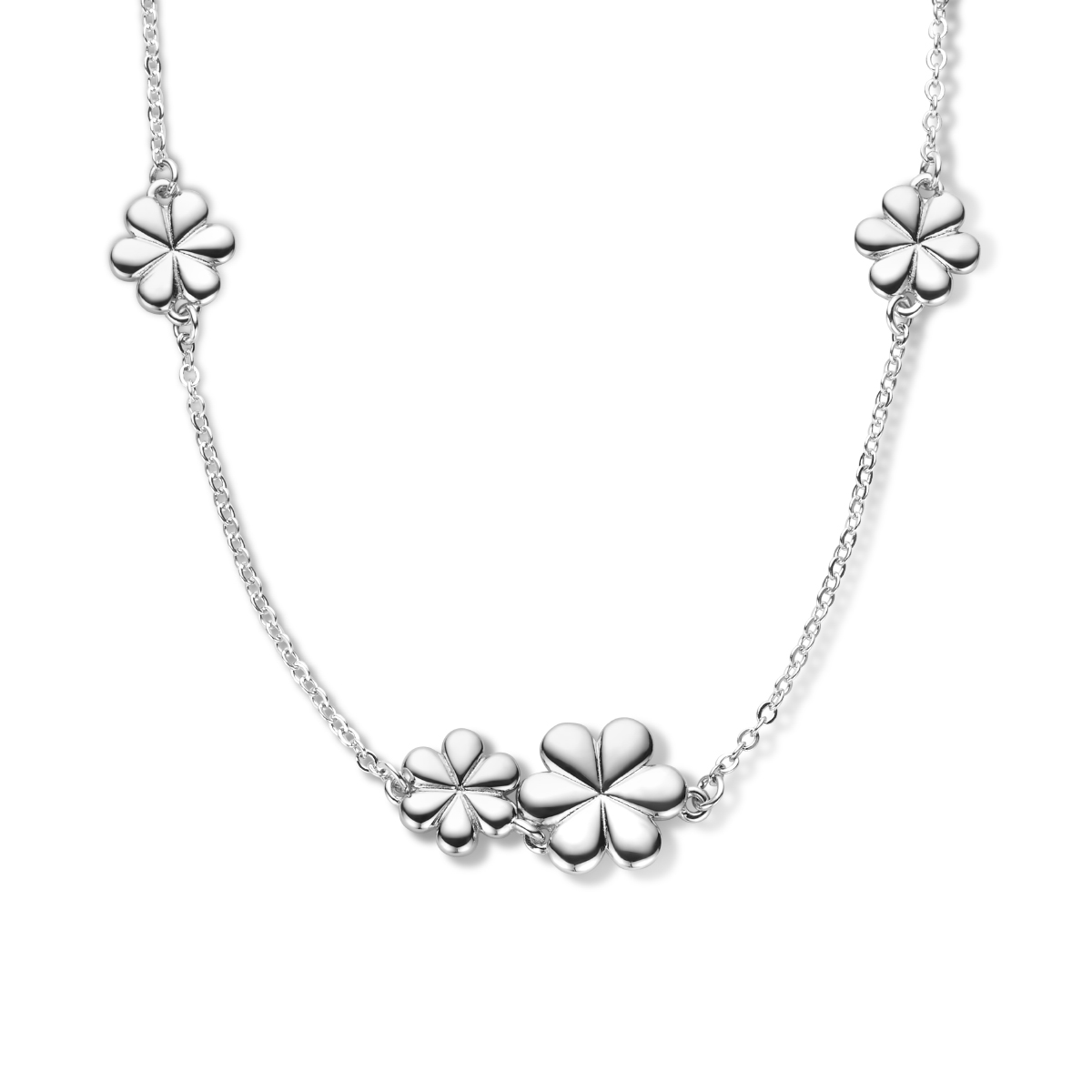 Gerhodineerd 925 zilveren collier uitgevoerd met vier bloemen. Het collier heeft een schakelbreedte van 1.5mm en is uitgevoerd met karabijnsluiting. De draaglengte is 36cm met een extensie van 4cm.