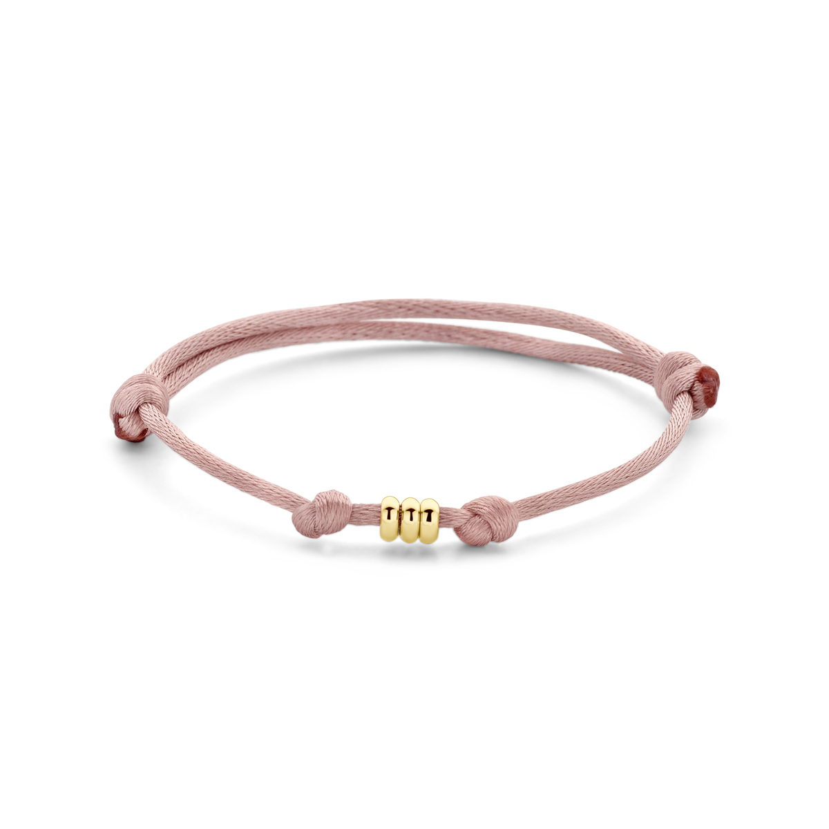 Zacht roze gevlochten armband uitgevoerd met drie 14k geelgouden ringetjes met een diameter van 4.5mm. De armband heeft draaglengtes van 13 tot 26cm.