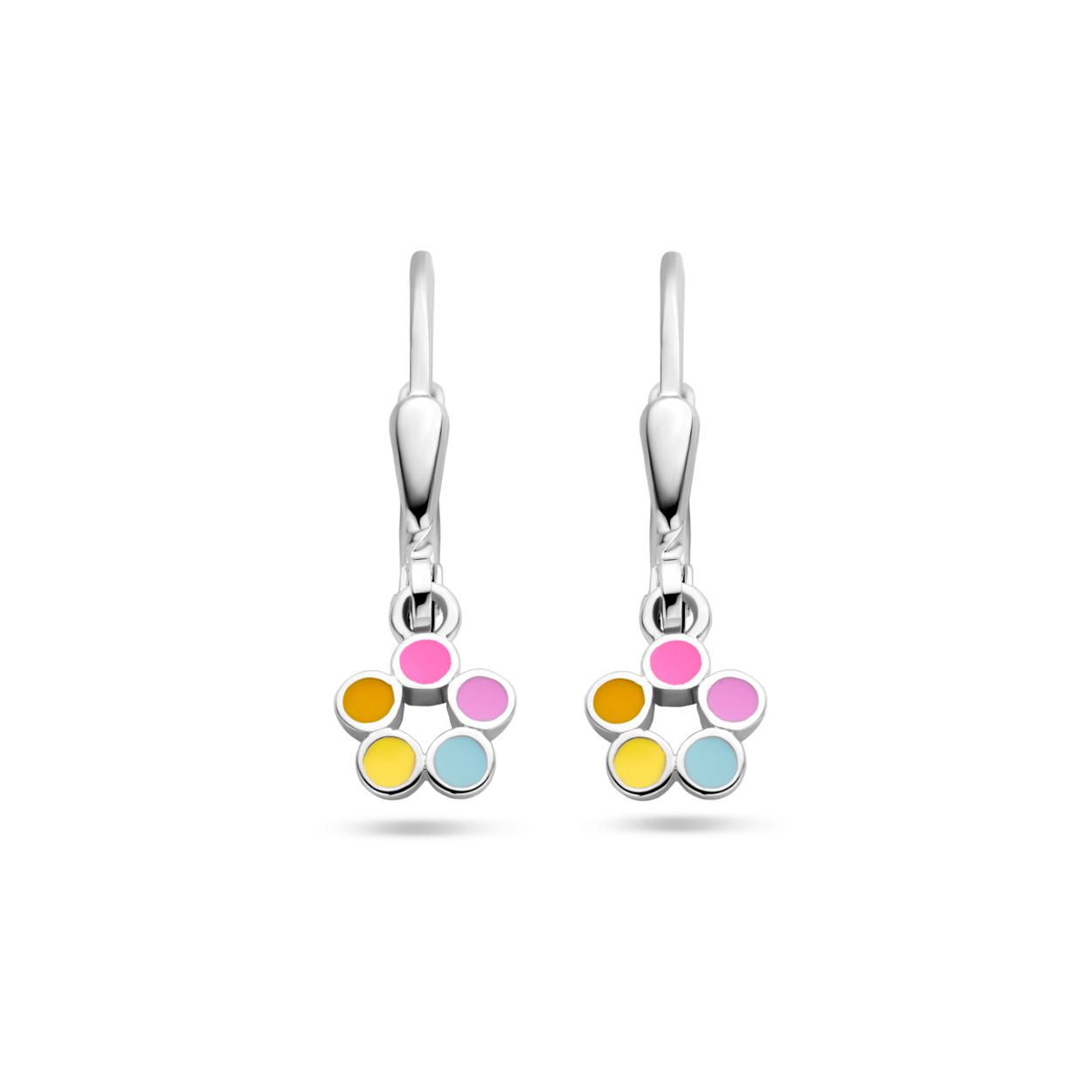 Gerhodineerd 925 zilveren oorhangers uitgevoerd met een bloem. De oorhangers hebben een totale hoogte van 22mm.