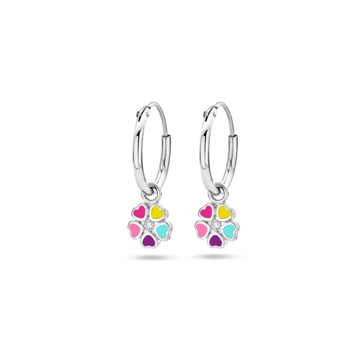 Gerhodineerd 925 zilveren oorringen met een bloem met zirkonia. De oorringen hebben een diameter van 13mm.