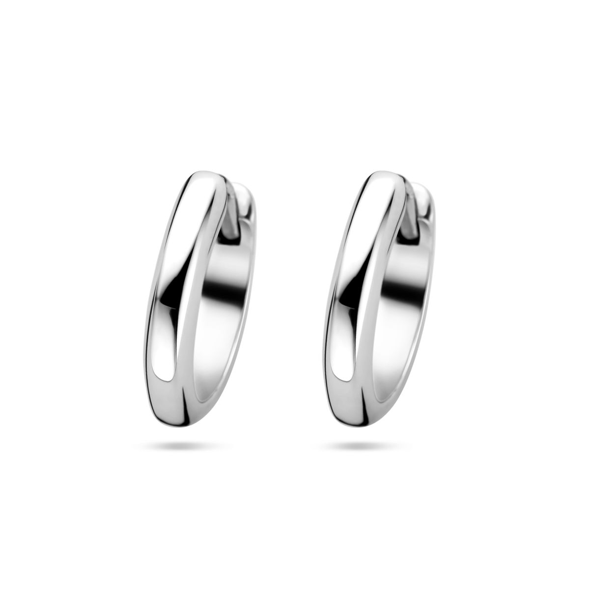 Gerhodineerd 925 zilveren klapoorringen met een halfronde buis. De oorringen hebben een dikte van 3mm.