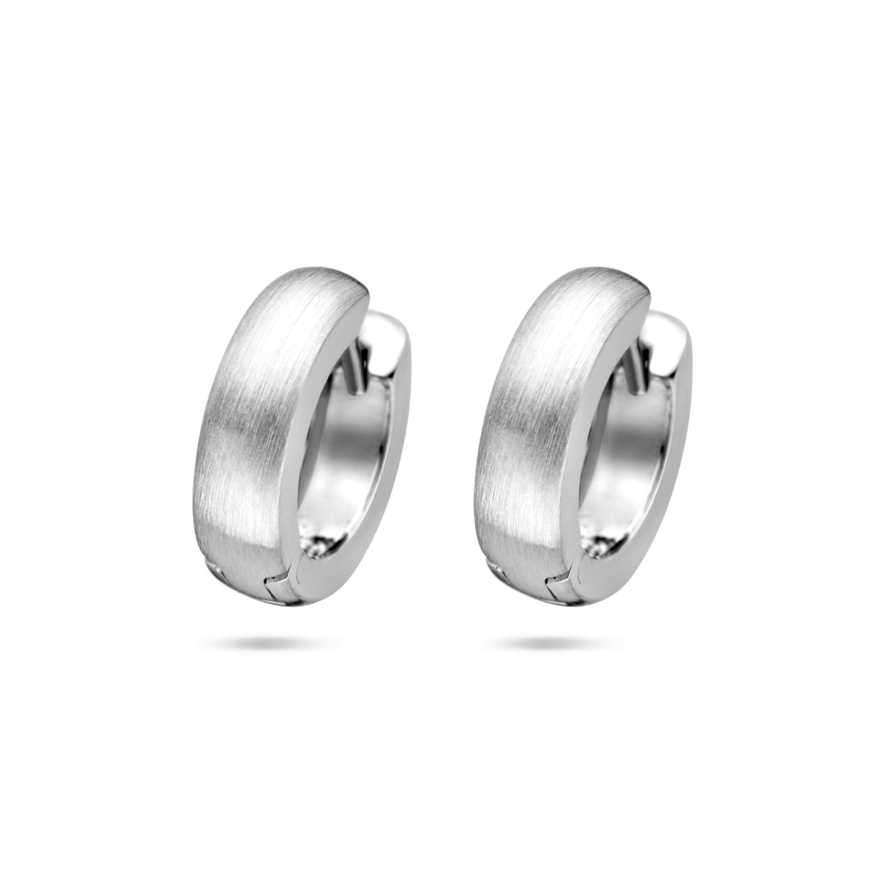Gerhodineerd 925 zilveren klapoorringen met een breedte van 4.0mm.