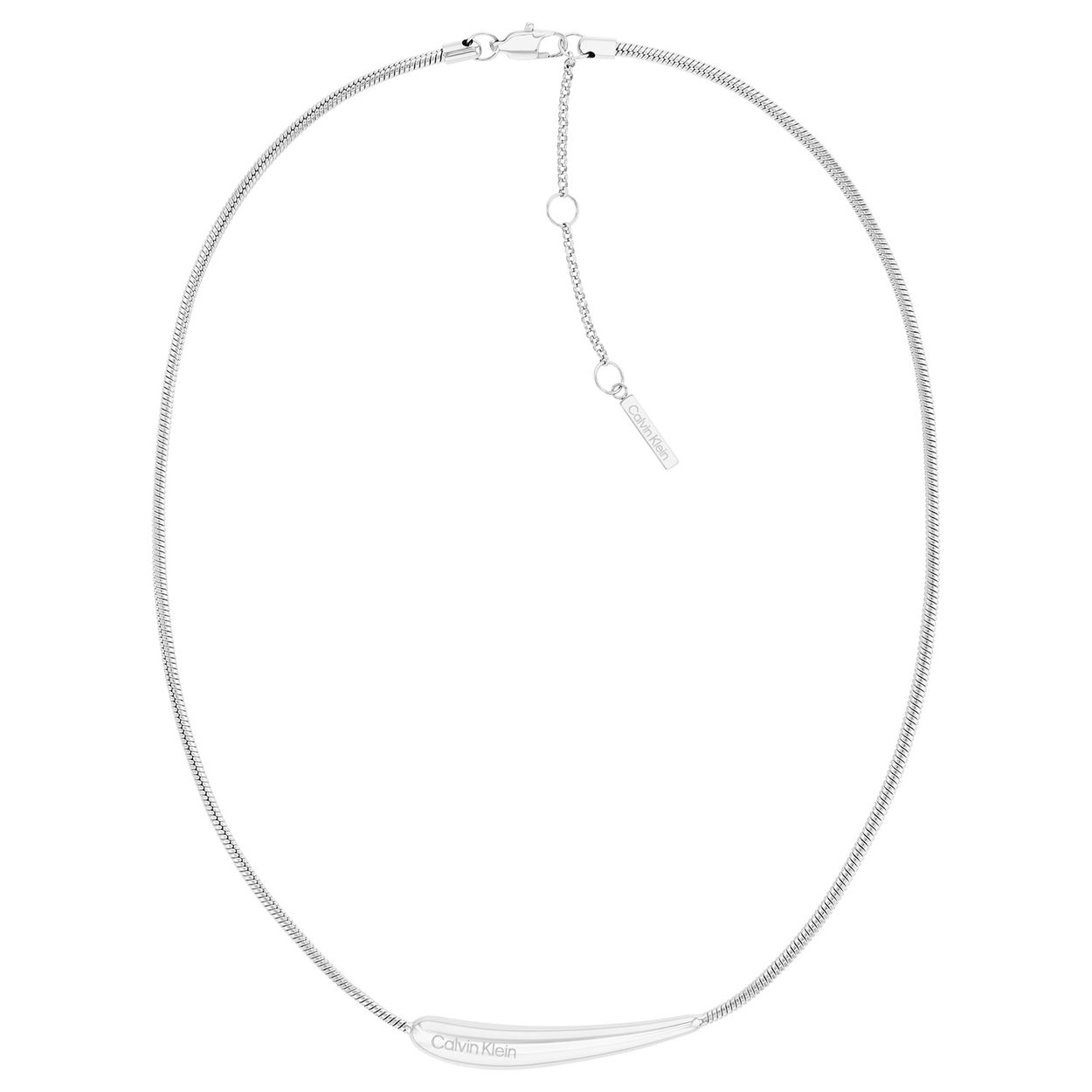 Calvin Klein CJ35000338 Dames Ketting Staal 
Deze stalen dames ketting van Calvin Klein met nr CJ35000338 heeft een strakke uitstraling. De zilverkleurige choker is glimmend en heeft een gravure van het merk op het aparte tussenstuk, dat de vorm heeft van een langwerpige druppel. De ketting heeft een fijne slangschakel en met een verlengstuk eraan met meerdere tussenogen. De ketting sluit met een karabijn sluiting. De totale lengte is 45cm. Leuk te combineren met andere sieraden uit de serie van Calvin Klein.

OVER CALVIN KLEIN
Calvin Klein is een wereldwijd lifestylemerk dat gewaagde, vooruitstrevende idealen en een verleidelijke, vaak minimalistische, esthetiek nastreeft. Calvin Klein werd groot in de jaren 70 door haar mode- en merkjeans collecties. In de jaren 80 lanceerde Calvin Klein haar spraakmakende ondergoed dat uitdrukkelijk van logo ’s voorzien was. Vanwege het grote succes is het merk ook succesvol uitgerold in Accessoires, Parfums, Home, Brillen, Golf, Horloges en Sieraden.
Sinds de oprichting in 1968 door Calvin Klein, heeft het merk haar reputatie opgebouwd als leider in de Amerikaanse mode, dankzij een cleane esthetiek en innovatieve ontwerpen. Calvin Klein wil haar publiek verleiden en inspireren door middel van provocerende beelden en opvallende ontwerpen die prikkelen. 

SPECIFICATIES:
- Stalen dames ketting
- Choker 45cm
- Zilverkleurig
- Glimmend