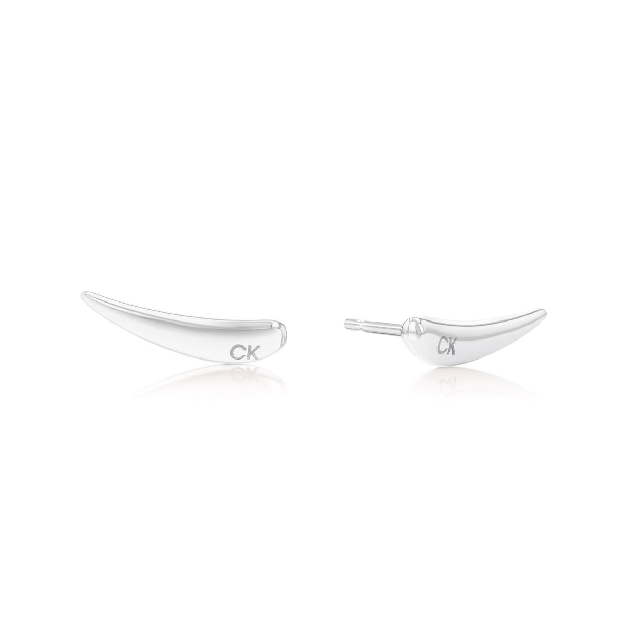Calvin Klein CJ35000344 Dames Oorbel Staal 
Deze stalen dames oorbellen van Calvin Klein met nr CJ35000344 hebben een sierlijke uitstraling. De zilverkleurige oorbellen zitten met een steker in het oor en zijn langwerpig in druppelvorm. Op de oorbel is het CK logo gegraveerd. Ze zijn 1,3cm. Leuk te combineren met andere sieraden uit de serie van Calvin Klein.

OVER CALVIN KLEIN
Calvin Klein is een wereldwijd lifestylemerk dat gewaagde, vooruitstrevende idealen en een verleidelijke, vaak minimalistische, esthetiek nastreeft. Calvin Klein werd groot in de jaren 70 door haar mode- en merkjeans collecties. In de jaren 80 lanceerde Calvin Klein haar spraakmakende ondergoed dat uitdrukkelijk van logo âs voorzien was. Vanwege het grote succes is het merk ook succesvol uitgerold in Accessoires, Parfums, Home, Brillen, Golf, Horloges en Sieraden.
Sinds de oprichting in 1968 door Calvin Klein, heeft het merk haar reputatie opgebouwd als leider in de Amerikaanse mode, dankzij een cleane esthetiek en innovatieve ontwerpen. Calvin Klein wil haar publiek verleiden en inspireren door middel van provocerende beelden en opvallende ontwerpen die prikkelen. 

SPECIFICATIES:
- Stalen dames oorbellen
- Druppel vorm
- Zilverkleurig
- Glimmend