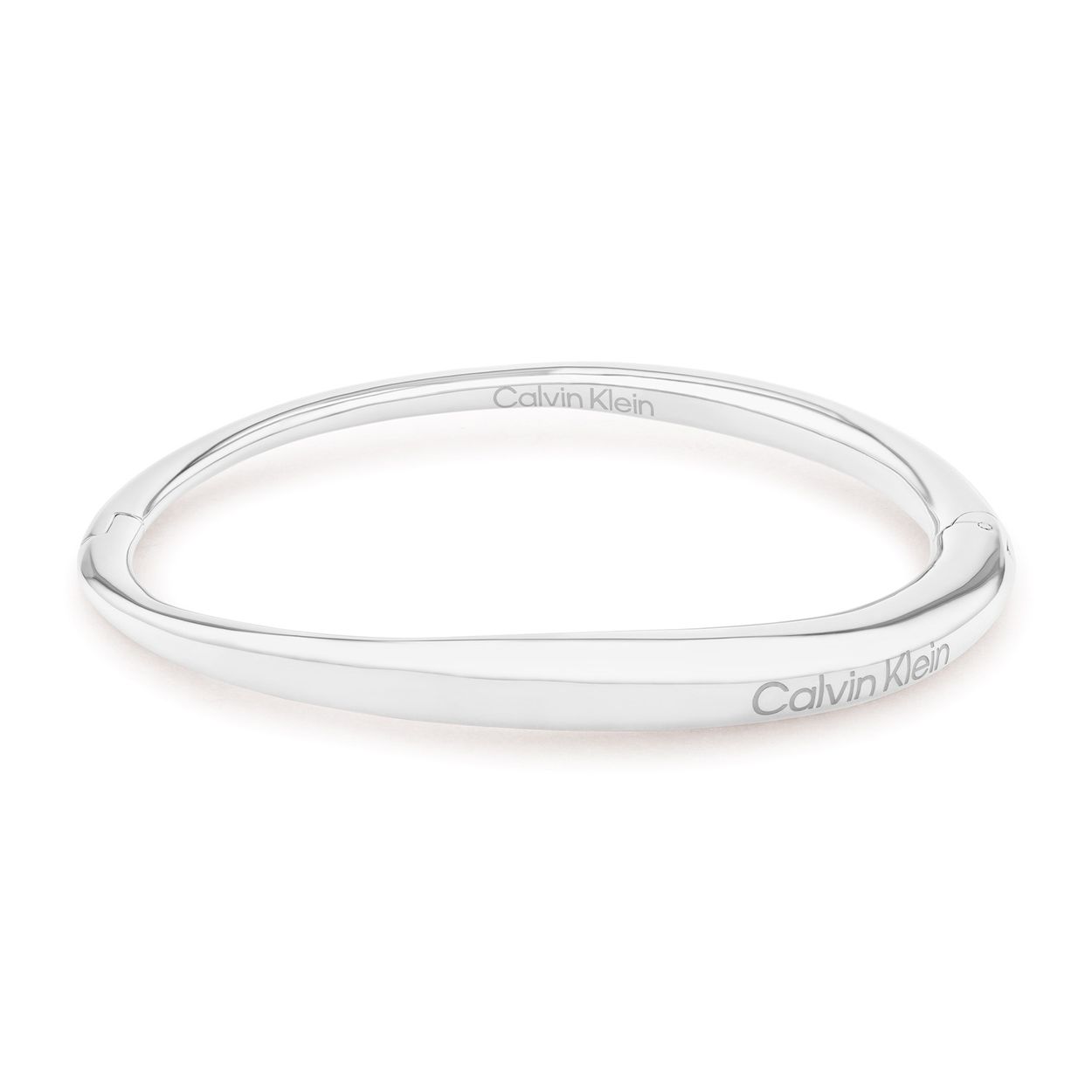 Calvin Klein CJ35000349 Dames Bangle Staal 
Deze stalen dames armband van Calvin Klein met nr CJ35000349 heeft een strakke uitstraling. De zilverkleurige armband is glimmend en heeft een gravure van het merk op het aparte bovenstuk, dat de vorm heeft van een langwerpige druppel. De armband heeft een scharnier sluiting en is op 1 maat te dragen. Leuk te combineren met andere sieraden uit de serie van Calvin Klein.

OVER CALVIN KLEIN
Calvin Klein is een wereldwijd lifestylemerk dat gewaagde, vooruitstrevende idealen en een verleidelijke, vaak minimalistische, esthetiek nastreeft. Calvin Klein werd groot in de jaren 70 door haar mode- en merkjeans collecties. In de jaren 80 lanceerde Calvin Klein haar spraakmakende ondergoed dat uitdrukkelijk van logo ’s voorzien was. Vanwege het grote succes is het merk ook succesvol uitgerold in Accessoires, Parfums, Home, Brillen, Golf, Horloges en Sieraden.
Sinds de oprichting in 1968 door Calvin Klein, heeft het merk haar reputatie opgebouwd als leider in de Amerikaanse mode, dankzij een cleane esthetiek en innovatieve ontwerpen. Calvin Klein wil haar publiek verleiden en inspireren door middel van provocerende beelden en opvallende ontwerpen die prikkelen. 

SPECIFICATIES:
- Stalen dames armband
- Bangle met scharniersluiting
- Zilverkleurig
- Glimmend
- 6x5cm