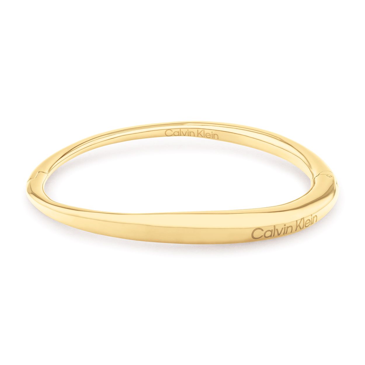 Calvin Klein CJ35000350 Dames Bangle Staal 
Deze stalen dames armband van Calvin Klein met nr CJ35000350 heeft een strakke uitstraling. De goudkleurige armband is glimmend en heeft een gravure van het merk op het aparte bovenstuk, dat de vorm heeft van een langwerpige druppel. De armband heeft een scharnier sluiting en is op 1 maat te dragen. Leuk te combineren met andere sieraden uit de serie van Calvin Klein.

OVER CALVIN KLEIN
Calvin Klein is een wereldwijd lifestylemerk dat gewaagde, vooruitstrevende idealen en een verleidelijke, vaak minimalistische, esthetiek nastreeft. Calvin Klein werd groot in de jaren 70 door haar mode- en merkjeans collecties. In de jaren 80 lanceerde Calvin Klein haar spraakmakende ondergoed dat uitdrukkelijk van logo ’s voorzien was. Vanwege het grote succes is het merk ook succesvol uitgerold in Accessoires, Parfums, Home, Brillen, Golf, Horloges en Sieraden.
Sinds de oprichting in 1968 door Calvin Klein, heeft het merk haar reputatie opgebouwd als leider in de Amerikaanse mode, dankzij een cleane esthetiek en innovatieve ontwerpen. Calvin Klein wil haar publiek verleiden en inspireren door middel van provocerende beelden en opvallende ontwerpen die prikkelen. 

SPECIFICATIES:
- Stalen dames armband
- Bangle met scharniersluiting
- Goudkleurig
- Glimmend
- 6x5cm