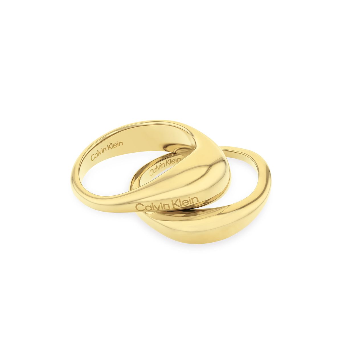 Calvin Klein CJ35000448E Dames Ring Staal 
Deze stalen dames ring van Calvin Klein met nr CJ35000448E heeft een sierlijke vorm. De goudkleurige stalen ring bestaat uit 2 ringen waarvan de ene breder is dan de andere en door de druppelvorm vallen ze als een geheel in elkaar. Op de ring is het CK logo gegraveerd. De maat is 58 ofwel 18,25. Leuk te combineren met andere sieraden uit de serie van Calvin Klein.

OVER CALVIN KLEIN
Calvin Klein is een wereldwijd lifestylemerk dat gewaagde, vooruitstrevende idealen en een verleidelijke, vaak minimalistische, esthetiek nastreeft. Calvin Klein werd groot in de jaren 70 door haar mode- en merkjeans collecties. In de jaren 80 lanceerde Calvin Klein haar spraakmakende ondergoed dat uitdrukkelijk van logo âs voorzien was. Vanwege het grote succes is het merk ook succesvol uitgerold in Accessoires, Parfums, Home, Brillen, Golf, Horloges en Sieraden.
Sinds de oprichting in 1968 door Calvin Klein, heeft het merk haar reputatie opgebouwd als leider in de Amerikaanse mode, dankzij een cleane esthetiek en innovatieve ontwerpen. Calvin Klein wil haar publiek verleiden en inspireren door middel van provocerende beelden en opvallende ontwerpen die prikkelen. 

SPECIFICATIES:
- Stalen dames ring tweedelig
- Druppel vorm 
- Goudkleurig maat 58
- Glimmend