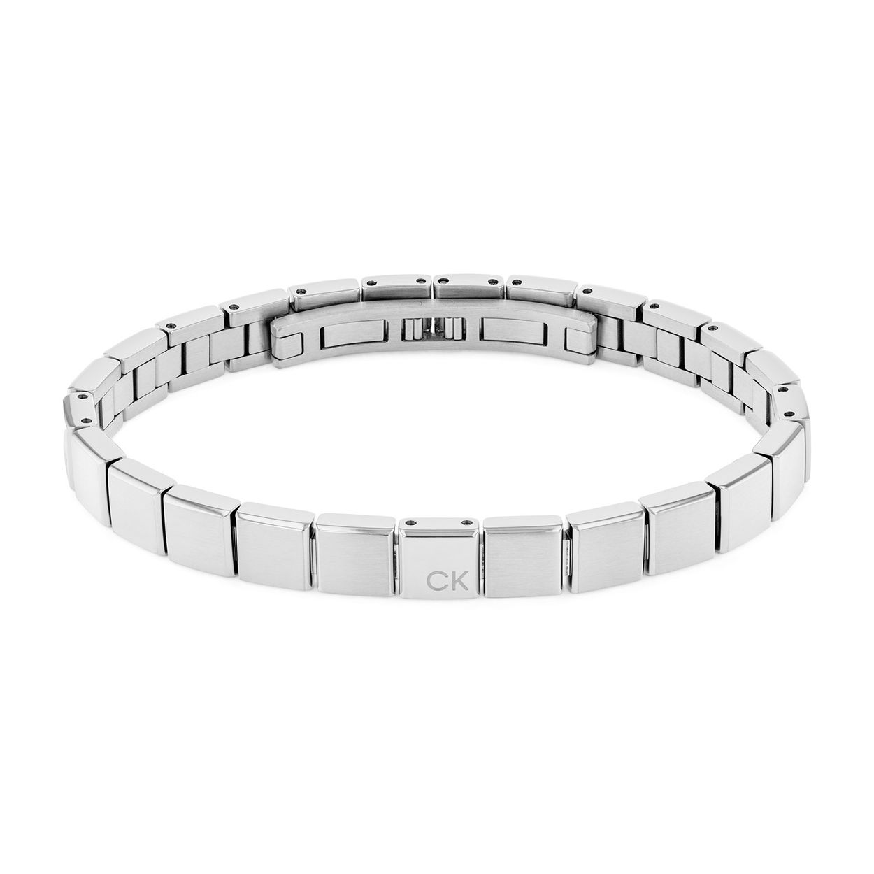 Calvin Klein CJ35000488 Heren Armband Staal 
Deze stalen ketting van Calvin Klein met nr CJ35000488 is strak maar stoer. De zilverkleurige stalen schakel armband bestaat uit vlakke vierkante plaatjes aan elkaar, de sluiting is een onzichtbaar vlinderslot. De armband kan ingekort worden door er enkele schakels tussenuit te halen. Op een van de schakels staat het CK logo gegraveerd. De armband heeft een lengte van 19,5cm. Leuk te combineren met andere sieraden uit de serie van Calvin Klein.

OVER CALVIN KLEIN
Calvin Klein is een wereldwijd lifestylemerk dat gewaagde, vooruitstrevende idealen en een verleidelijke, vaak minimalistische, esthetiek nastreeft. Calvin Klein werd groot in de jaren 70 door haar mode- en merkjeans collecties. In de jaren 80 lanceerde Calvin Klein haar spraakmakende ondergoed dat uitdrukkelijk van logo âs voorzien was. Vanwege het grote succes is het merk ook succesvol uitgerold in Accessoires, Parfums, Home, Brillen, Golf, Horloges en Sieraden.
Sinds de oprichting in 1968 door Calvin Klein, heeft het merk haar reputatie opgebouwd als leider in de Amerikaanse mode, dankzij een cleane esthetiek en innovatieve ontwerpen. Calvin Klein wil haar publiek verleiden en inspireren door middel van provocerende beelden en opvallende ontwerpen die prikkelen. 

SPECIFICATIES:
- Stalen heren plaatarmband
- Lengte 19,5cm
- Zilverkleurig
- Vlindersluiting