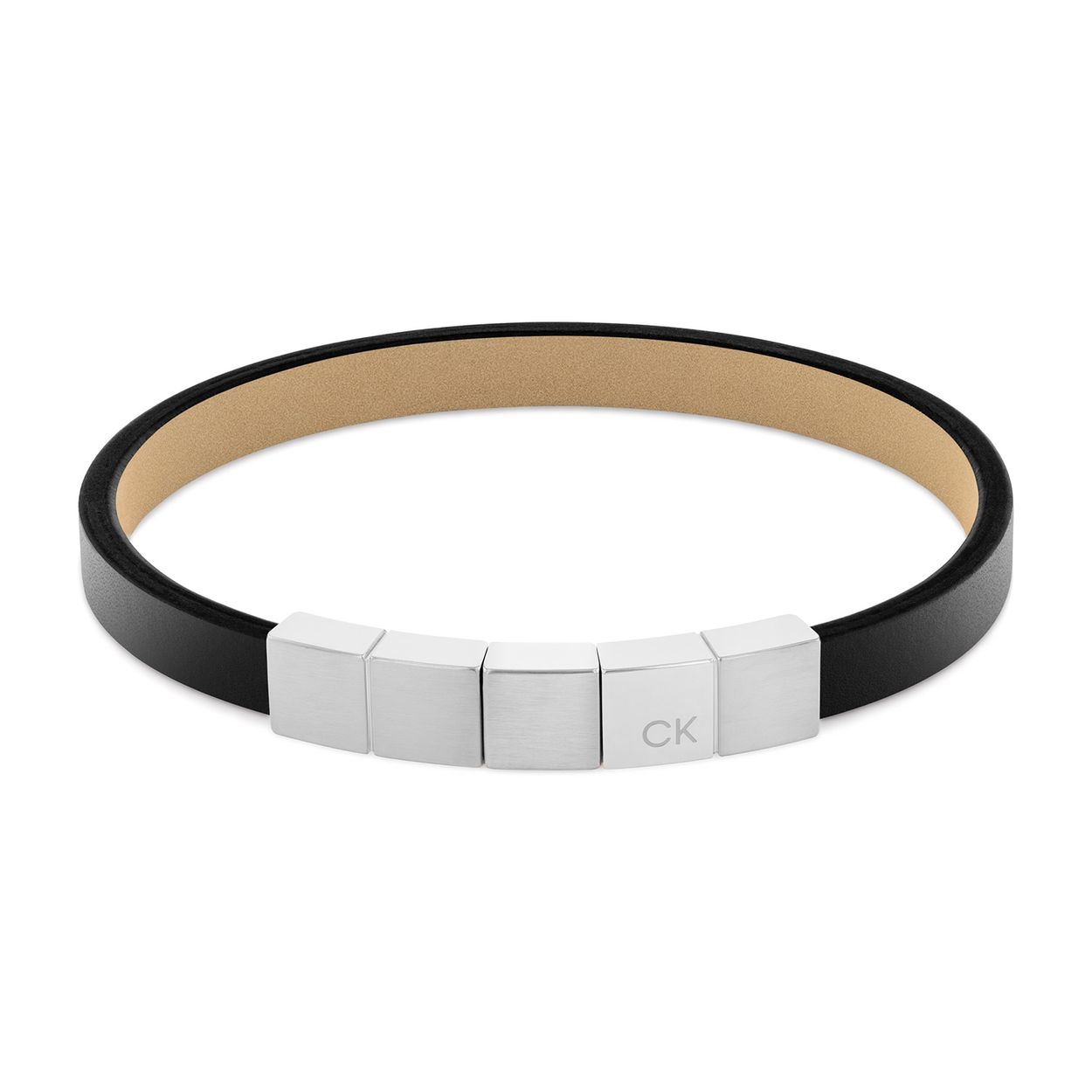 Calvin Klein CJ35000490 Heren Armband Leer
Deze leren armband van Calvin Klein met nr CJ35000490 is strak maar stoer. De bruine glad leren armband heeft bovenop 5 vierkante stalen schakels waarop ook het CK logo staat. De platte armband sluit door deze schakels, en is in te korten door er schakels tussenuit te halen. De armband heeft een lengte van 19,5cm. Leuk te combineren met andere sieraden uit de serie van Calvin Klein.

OVER CALVIN KLEIN
Calvin Klein is een wereldwijd lifestylemerk dat gewaagde, vooruitstrevende idealen en een verleidelijke, vaak minimalistische, esthetiek nastreeft. Calvin Klein werd groot in de jaren 70 door haar mode- en merkjeans collecties. In de jaren 80 lanceerde Calvin Klein haar spraakmakende ondergoed dat uitdrukkelijk van logo âs voorzien was. Vanwege het grote succes is het merk ook succesvol uitgerold in Accessoires, Parfums, Home, Brillen, Golf, Horloges en Sieraden.
Sinds de oprichting in 1968 door Calvin Klein, heeft het merk haar reputatie opgebouwd als leider in de Amerikaanse mode, dankzij een cleane esthetiek en innovatieve ontwerpen. Calvin Klein wil haar publiek verleiden en inspireren door middel van provocerende beelden en opvallende ontwerpen die prikkelen. 

SPECIFICATIES:
- Leren heren plaatarmband
- Lengte 19,5cm
- Zilverkleurige schakels als slot
- Bruin glad leer