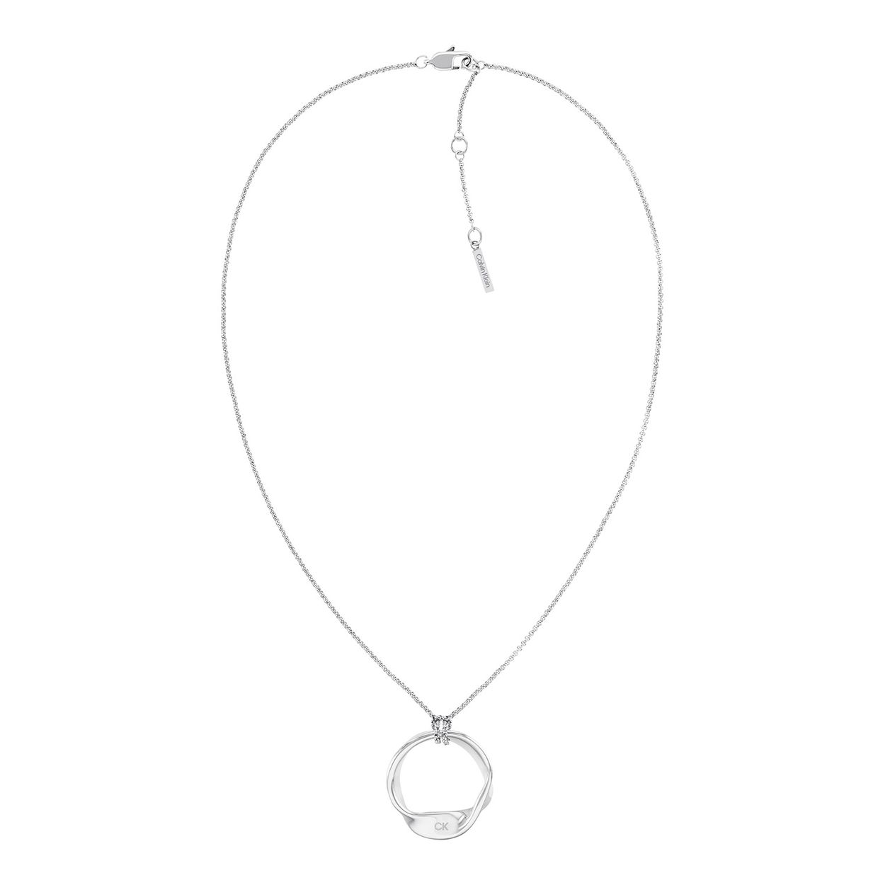 Calvin Klein CJ35000525 Dames Ketting Staal 
Deze stalen dames ketting van Calvin Klein met nr CJ35000525 uit de Ethereal Metals serie heeft een organische vorm. De zilverkleurige schakelketting heeft een ronde organische cirkel hanger met daarin het CK logo gegraveerd. De ketting heeft tussenogen waardoor hij op verschillende lengtes gedragen kan worden. De ketting sluit met een karabijn sluiting. De totale lengte is 50cm. Leuk te combineren met andere sieraden uit de serie van Calvin Klein.

OVER CALVIN KLEIN
Calvin Klein is een wereldwijd lifestylemerk dat gewaagde, vooruitstrevende idealen en een verleidelijke, vaak minimalistische, esthetiek nastreeft. Calvin Klein werd groot in de jaren 70 door haar mode- en merkjeans collecties. In de jaren 80 lanceerde Calvin Klein haar spraakmakende ondergoed dat uitdrukkelijk van logo ’s voorzien was. Vanwege het grote succes is het merk ook succesvol uitgerold in Accessoires, Parfums, Home, Brillen, Golf, Horloges en Sieraden.
Sinds de oprichting in 1968 door Calvin Klein, heeft het merk haar reputatie opgebouwd als leider in de Amerikaanse mode, dankzij een cleane esthetiek en innovatieve ontwerpen. Calvin Klein wil haar publiek verleiden en inspireren door middel van provocerende beelden en opvallende ontwerpen die prikkelen. 

SPECIFICATIES:
- Stalen dames ketting
- Totale lengte ketting 50cm
- Zilverkleurig
- Organische vorm