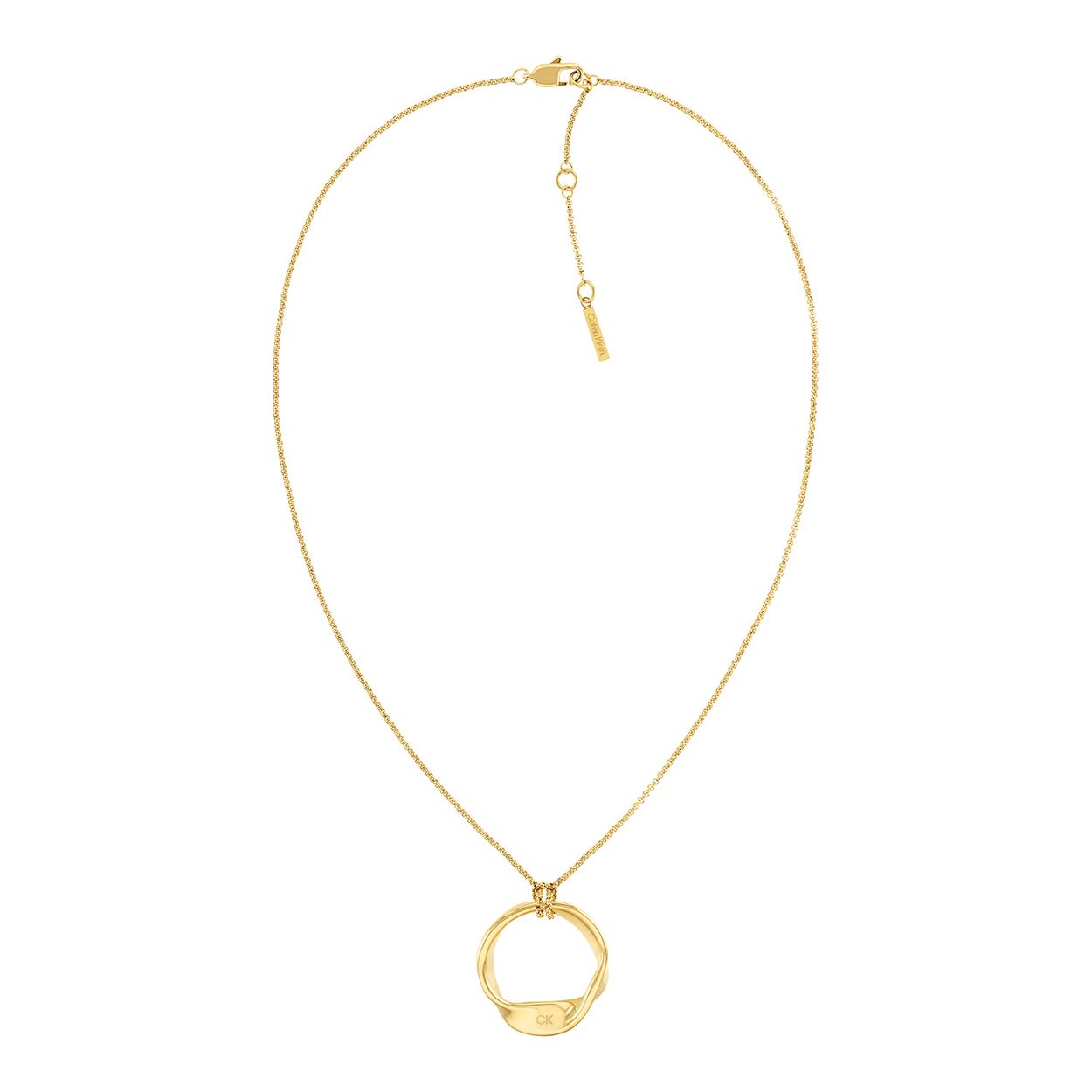 Calvin Klein CJ35000526 Dames Ketting Staal 
Deze stalen dames ketting van Calvin Klein met nr CJ35000526 uit de Ethereal Metals serie heeft een organische vorm. De goudkleurige schakelketting heeft een ronde organische cirkel hanger met daarin het CK logo gegraveerd. De ketting heeft tussenogen waardoor hij op verschillende lengtes gedragen kan worden. De ketting sluit met een karabijn sluiting. De totale lengte is 50cm. Leuk te combineren met andere sieraden uit de serie van Calvin Klein.

OVER CALVIN KLEIN
Calvin Klein is een wereldwijd lifestylemerk dat gewaagde, vooruitstrevende idealen en een verleidelijke, vaak minimalistische, esthetiek nastreeft. Calvin Klein werd groot in de jaren 70 door haar mode- en merkjeans collecties. In de jaren 80 lanceerde Calvin Klein haar spraakmakende ondergoed dat uitdrukkelijk van logo ’s voorzien was. Vanwege het grote succes is het merk ook succesvol uitgerold in Accessoires, Parfums, Home, Brillen, Golf, Horloges en Sieraden.
Sinds de oprichting in 1968 door Calvin Klein, heeft het merk haar reputatie opgebouwd als leider in de Amerikaanse mode, dankzij een cleane esthetiek en innovatieve ontwerpen. Calvin Klein wil haar publiek verleiden en inspireren door middel van provocerende beelden en opvallende ontwerpen die prikkelen. 

SPECIFICATIES:
- Stalen dames ketting
- Totale lengte ketting 50cm
- Goudkleurig
- Organische vorm