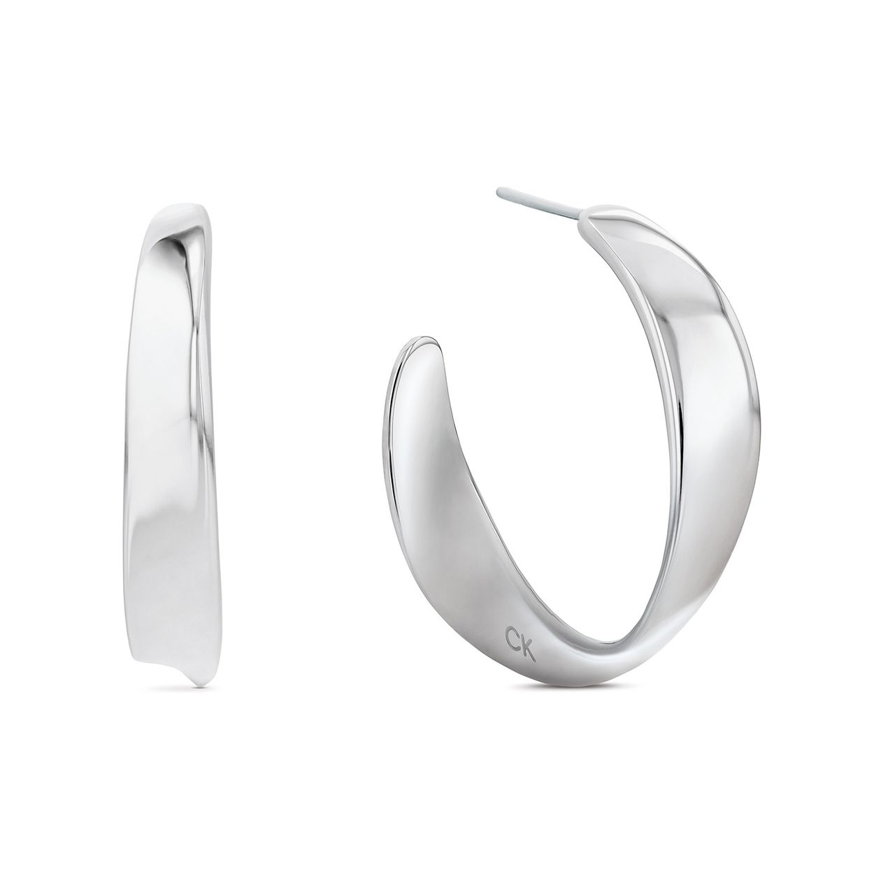 Calvin Klein CJ35000533 Dames Oorstekers Staal 
Deze stalen dames oorstekers van Calvin Klein met nr CJ35000533 uit de Ethereal Metals serie heeft een opvallend uiterlijk. De zilverkleurige oorstekers hangen aan het oor en hebben een organische vorm. Aan de binnenzijde is het CK logo gegraveerd. De stekers sluiten met een poussette. Leuk te combineren met andere sieraden uit de serie van Calvin Klein.

OVER CALVIN KLEIN
Calvin Klein is een wereldwijd lifestylemerk dat gewaagde, vooruitstrevende idealen en een verleidelijke, vaak minimalistische, esthetiek nastreeft. Calvin Klein werd groot in de jaren 70 door haar mode- en merkjeans collecties. In de jaren 80 lanceerde Calvin Klein haar spraakmakende ondergoed dat uitdrukkelijk van logo ’s voorzien was. Vanwege het grote succes is het merk ook succesvol uitgerold in Accessoires, Parfums, Home, Brillen, Golf, Horloges en Sieraden.
Sinds de oprichting in 1968 door Calvin Klein, heeft het merk haar reputatie opgebouwd als leider in de Amerikaanse mode, dankzij een cleane esthetiek en innovatieve ontwerpen. Calvin Klein wil haar publiek verleiden en inspireren door middel van provocerende beelden en opvallende ontwerpen die prikkelen. 

SPECIFICATIES:
- Stalen dames oorstekers
- Hang model
- Zilverkleurig
- Organische vorm
