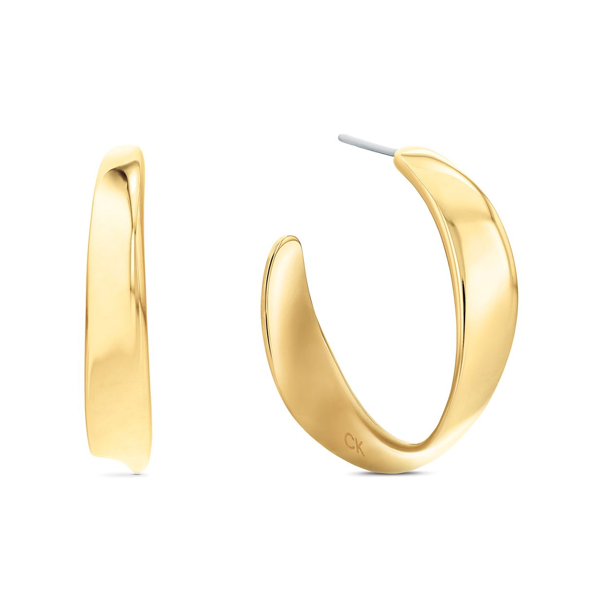 Calvin Klein CJ35000534 Dames Oorstekers Staal 
Deze stalen dames oorstekers van Calvin Klein met nr CJ35000534 uit de Ethereal Metals serie heeft een opvallend uiterlijk. De goudkleurige oorstekers hangen aan het oor en hebben een organische vorm. Aan de binnenzijde is het CK logo gegraveerd. De stekers sluiten met een poussette. Leuk te combineren met andere sieraden uit de serie van Calvin Klein.

OVER CALVIN KLEIN
Calvin Klein is een wereldwijd lifestylemerk dat gewaagde, vooruitstrevende idealen en een verleidelijke, vaak minimalistische, esthetiek nastreeft. Calvin Klein werd groot in de jaren 70 door haar mode- en merkjeans collecties. In de jaren 80 lanceerde Calvin Klein haar spraakmakende ondergoed dat uitdrukkelijk van logo ’s voorzien was. Vanwege het grote succes is het merk ook succesvol uitgerold in Accessoires, Parfums, Home, Brillen, Golf, Horloges en Sieraden.
Sinds de oprichting in 1968 door Calvin Klein, heeft het merk haar reputatie opgebouwd als leider in de Amerikaanse mode, dankzij een cleane esthetiek en innovatieve ontwerpen. Calvin Klein wil haar publiek verleiden en inspireren door middel van provocerende beelden en opvallende ontwerpen die prikkelen. 

SPECIFICATIES:
- Stalen dames oorstekers
- Hang model
- Goudkleurig
- Organische vorm