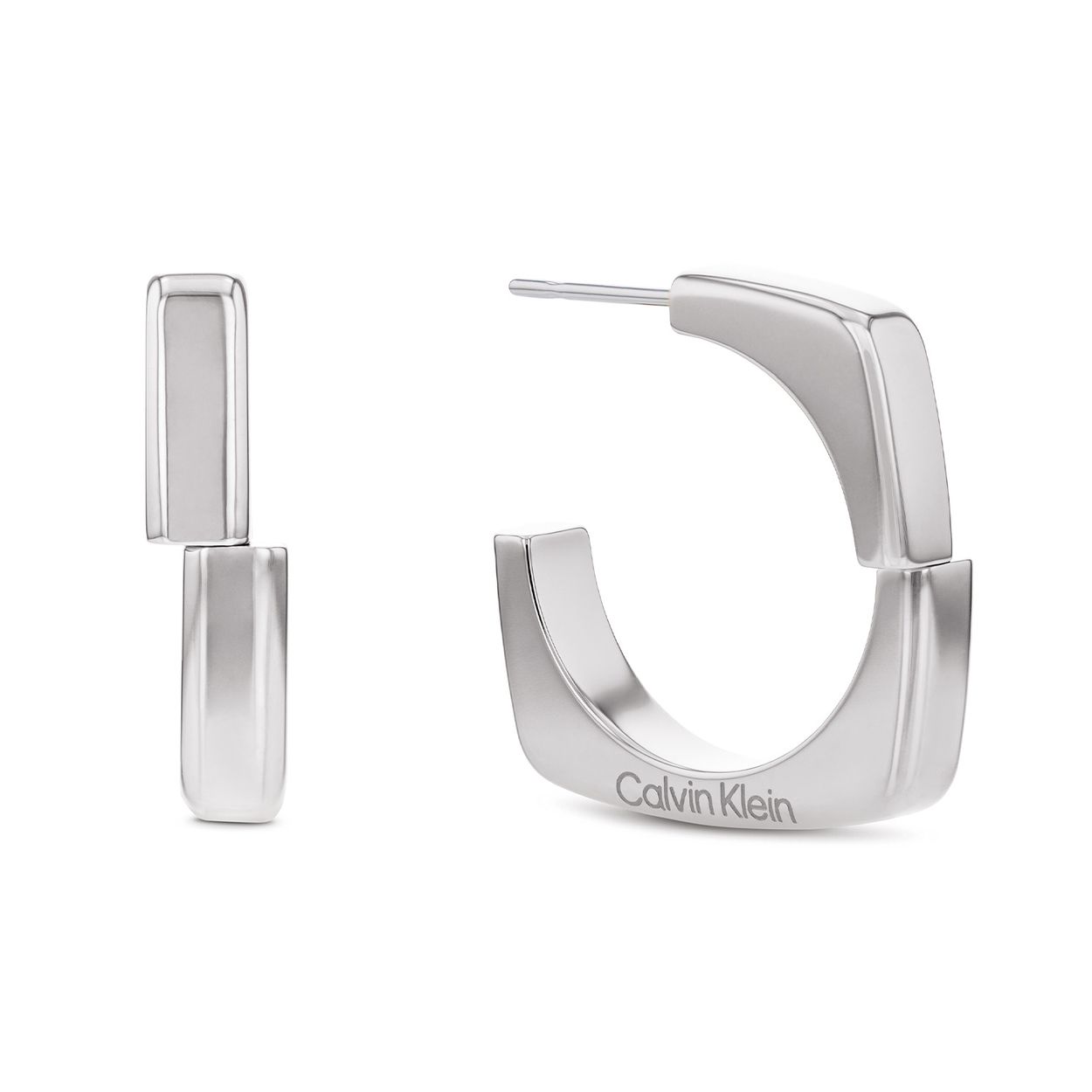 Calvin Klein CJ35000557 Dames Oorstekers Staal 
Deze stalen dames oorstekers van Calvin Klein met nr CJ35000557 uit de Bold Metals serie heeft een opvallend uiterlijk. De zilverkleurige oorstekers hangen aan het oor en hebben een strakke vorm. Aan de binnenzijde is het CK logo gegraveerd. De stekers sluiten met een poussette. Leuk te combineren met andere sieraden uit de serie van Calvin Klein.

OVER CALVIN KLEIN
Calvin Klein is een wereldwijd lifestylemerk dat gewaagde, vooruitstrevende idealen en een verleidelijke, vaak minimalistische, esthetiek nastreeft. Calvin Klein werd groot in de jaren 70 door haar mode- en merkjeans collecties. In de jaren 80 lanceerde Calvin Klein haar spraakmakende ondergoed dat uitdrukkelijk van logo als voorzien was. Vanwege het grote succes is het merk ook succesvol uitgerold in Accessoires, Parfums, Home, Brillen, Golf, Horloges en Sieraden.
Sinds de oprichting in 1968 door Calvin Klein, heeft het merk haar reputatie opgebouwd als leider in de Amerikaanse mode, dankzij een cleane esthetiek en innovatieve ontwerpen. Calvin Klein wil haar publiek verleiden en inspireren door middel van provocerende beelden en opvallende ontwerpen die prikkelen. 

SPECIFICATIES:
- Stalen dames oorstekers
- Hang model
- Zilverkleurig
- Strakke vorm