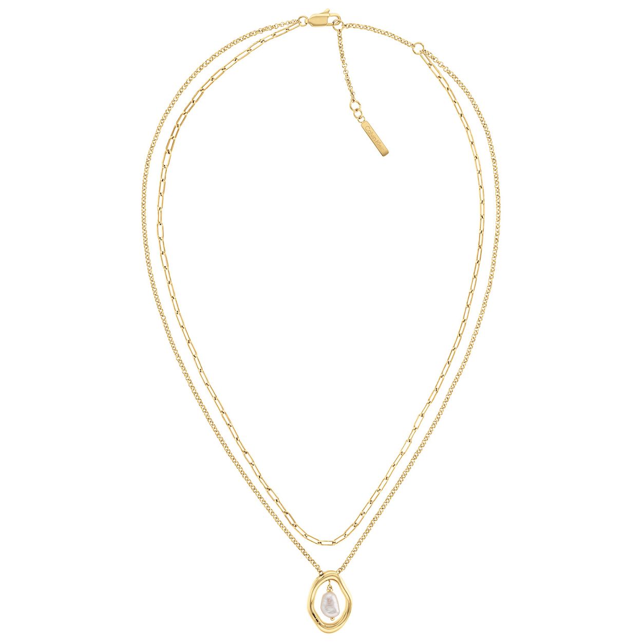 Calvin Klein CJ35000559 Dames Ketting Staal 
Deze stalen dames ketting van Calvin Klein met nr CJ35000559 uit de Edgy Pearls serie heeft een sierlijke uitstraling. De goudkleurige layer ketting heeft aan de onderste ketting een fantasiehanger met parel. De ketting heeft een tussenoog waardoor hij op verschillende lengtes gedragen kan worden. De ketting sluit met een karabijn sluiting. De totale lengte is 40cm. Leuk te combineren met andere sieraden uit de serie van Calvin Klein.

OVER CALVIN KLEIN
Calvin Klein is een wereldwijd lifestylemerk dat gewaagde, vooruitstrevende idealen en een verleidelijke, vaak minimalistische, esthetiek nastreeft. Calvin Klein werd groot in de jaren 70 door haar mode- en merkjeans collecties. In de jaren 80 lanceerde Calvin Klein haar spraakmakende ondergoed dat uitdrukkelijk van logo âs voorzien was. Vanwege het grote succes is het merk ook succesvol uitgerold in Accessoires, Parfums, Home, Brillen, Golf, Horloges en Sieraden.
Sinds de oprichting in 1968 door Calvin Klein, heeft het merk haar reputatie opgebouwd als leider in de Amerikaanse mode, dankzij een cleane esthetiek en innovatieve ontwerpen. Calvin Klein wil haar publiek verleiden en inspireren door middel van provocerende beelden en opvallende ontwerpen die prikkelen. 

SPECIFICATIES:
- Stalen dames ketting
- Layer ketting 40cm
- Goudkleurig
- Parelhanger
