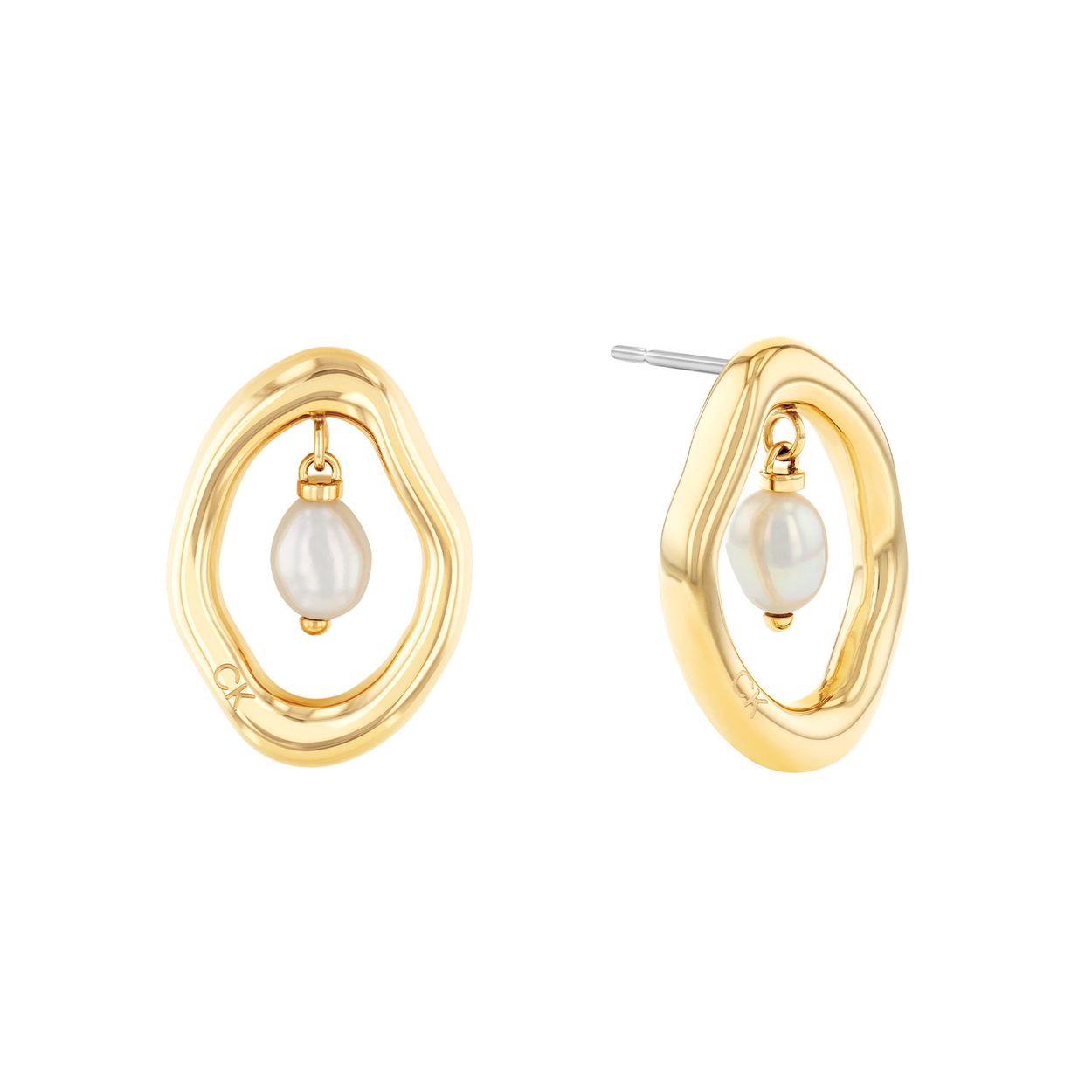 Calvin Klein CJ35000562 Dames Oorknoppen Staal 
Deze stalen dames oorknoppen van Calvin Klein met nr CJ35000562 uit de Edgy Pearls serie heeft een sierlijke uitstraling. De goudkleurige oorknoppen zijn ovaal van vorm en hebben in het midden een parel bungelen, dit geeft een speels effect. Leuk te combineren met andere sieraden uit de serie van Calvin Klein.

OVER CALVIN KLEIN
Calvin Klein is een wereldwijd lifestylemerk dat gewaagde, vooruitstrevende idealen en een verleidelijke, vaak minimalistische, esthetiek nastreeft. Calvin Klein werd groot in de jaren 70 door haar mode- en merkjeans collecties. In de jaren 80 lanceerde Calvin Klein haar spraakmakende ondergoed dat uitdrukkelijk van logo âs voorzien was. Vanwege het grote succes is het merk ook succesvol uitgerold in Accessoires, Parfums, Home, Brillen, Golf, Horloges en Sieraden.
Sinds de oprichting in 1968 door Calvin Klein, heeft het merk haar reputatie opgebouwd als leider in de Amerikaanse mode, dankzij een cleane esthetiek en innovatieve ontwerpen. Calvin Klein wil haar publiek verleiden en inspireren door middel van provocerende beelden en opvallende ontwerpen die prikkelen. 

SPECIFICATIES:
- Stalen dames oorknoppen
- Ovaal
- Goudkleurig
- Met parelhanger