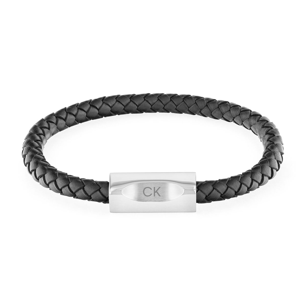 Calvin Klein CJ35000571 Heren Armband Leer
Deze leren gevlochten armband van Calvin Klein met nr CJ35000571 is strak maar stoer. De zwarte leren armband heeft bovenop een stalen sierschakel die tevens als magneetsluiting en verlengstuk fungeert. Op deze zilverkleurige sluiting is het CK logo gegraveerd. De armband heeft een lengte van 19,5cm. Leuk te combineren met andere sieraden uit de serie van Calvin Klein.

OVER CALVIN KLEIN
Calvin Klein is een wereldwijd lifestylemerk dat gewaagde, vooruitstrevende idealen en een verleidelijke, vaak minimalistische, esthetiek nastreeft. Calvin Klein werd groot in de jaren 70 door haar mode- en merkjeans collecties. In de jaren 80 lanceerde Calvin Klein haar spraakmakende ondergoed dat uitdrukkelijk van logo âs voorzien was. Vanwege het grote succes is het merk ook succesvol uitgerold in Accessoires, Parfums, Home, Brillen, Golf, Horloges en Sieraden.
Sinds de oprichting in 1968 door Calvin Klein, heeft het merk haar reputatie opgebouwd als leider in de Amerikaanse mode, dankzij een cleane esthetiek en innovatieve ontwerpen. Calvin Klein wil haar publiek verleiden en inspireren door middel van provocerende beelden en opvallende ontwerpen die prikkelen. 

SPECIFICATIES:
- Leren heren armband
- Lengte 19,5cm
- Zilverkleurige schakel als slot
- Zwart gevlochten leer