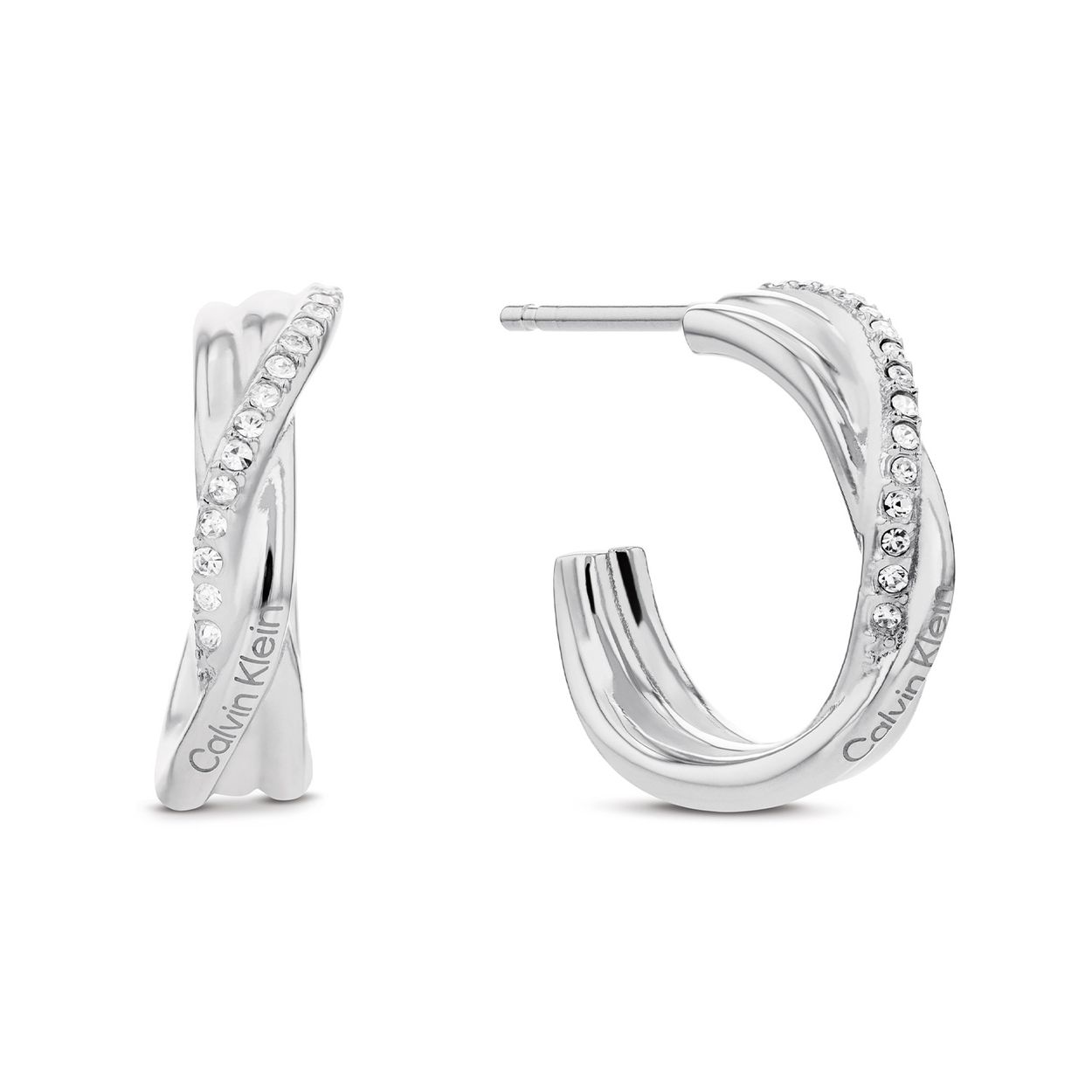 Calvin Klein CJ35000578 Dames Oorstekers Staal 
Deze stalen dames oorstekers van Calvin Klein met nr CJ35000578 uit de Crystallized Weave serie heeft een chique uiterlijk. De zilverkleurige oorstekers hangen aan het oor en hebben meerdere buizen in elkaar gedraaid waarvan 1 met kristallen. De stekers sluiten met een poussette. Leuk te combineren met andere sieraden uit de serie van Calvin Klein.

OVER CALVIN KLEIN
Calvin Klein is een wereldwijd lifestylemerk dat gewaagde, vooruitstrevende idealen en een verleidelijke, vaak minimalistische, esthetiek nastreeft. Calvin Klein werd groot in de jaren 70 door haar mode- en merkjeans collecties. In de jaren 80 lanceerde Calvin Klein haar spraakmakende ondergoed dat uitdrukkelijk van logo âs voorzien was. Vanwege het grote succes is het merk ook succesvol uitgerold in Accessoires, Parfums, Home, Brillen, Golf, Horloges en Sieraden.
Sinds de oprichting in 1968 door Calvin Klein, heeft het merk haar reputatie opgebouwd als leider in de Amerikaanse mode, dankzij een cleane esthetiek en innovatieve ontwerpen. Calvin Klein wil haar publiek verleiden en inspireren door middel van provocerende beelden en opvallende ontwerpen die prikkelen. 

SPECIFICATIES:
- Stalen dames oorstekers
- Hang model
- Zilverkleurig
- Kristallen