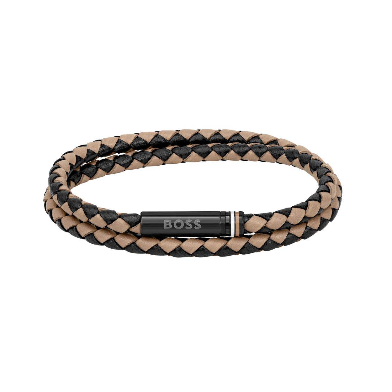
Deze armband van BOSS uit de ARES is een sierlijk en speels sieraad voor de BOSS klant. De zwart/bruin gevlochten leren armband is extra lang zodat hij dubbel om de pols wordt gedraaid. De armband heeft een magneet sluiting met daarop de BOSS kleuren en het BOSS logo. De armband heeft een totale lengte van 38cm, maar wordt gedragen als 19cm. Zeker goed te combineren met andere sieraden van BOSS. 

