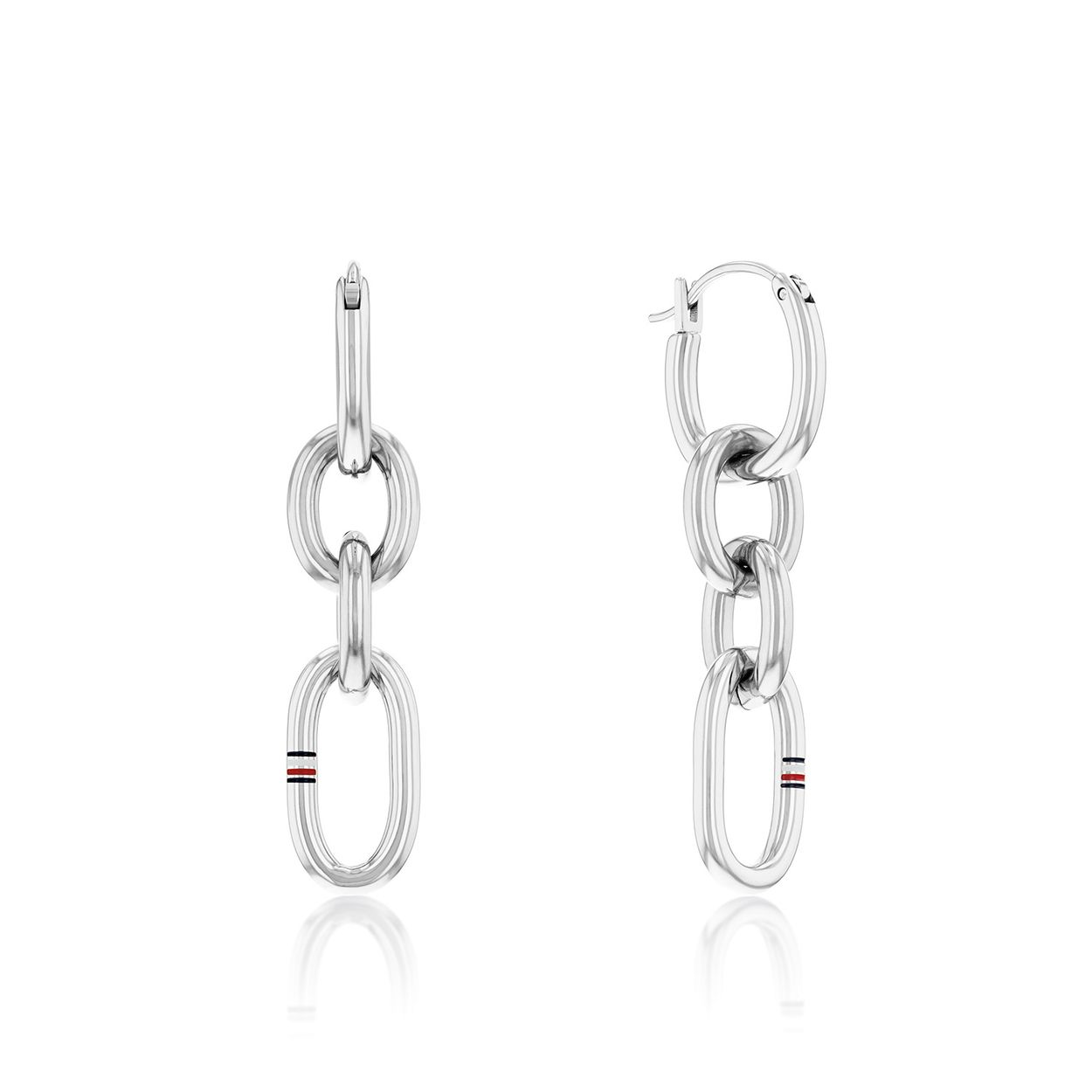 Tommy Hilfiger Jewels TJ2780787 Oorhangers Dames Staal
Deze oorbellen van Tommy Hilfiger uit de jewelry serie met nr: TJ2780787 hebben een stoer en stijlvol uiterlijk. De zilverkleurige stalen oorkhangers zitten met een steker in het oor en hebben verschillende vormen schakels. Zeker leuk te combineren met de bijpassende armband en ketting van Tommy Hilfiger uit die set.

Het merk:
Tommy Hilfiger is wereldwijd één van de grootste designer lifestyle merken en is internationaal bekend om haar classic American cool stijl. De sieraden zijn voor dames en heren met een eigen stijl, die niet bang zijn om dit aan de wereld te laten zien.

Specificaties:
- Artikelnr: TJ2780787
- Oorhangers met schakel
- Materiaal: Staal
- Lengte: 37,25mm
- Dames sieraad