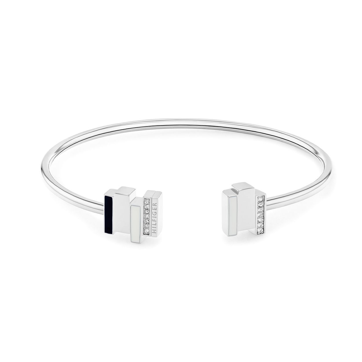 Tommy Hilfiger Jewels TJ2780845 Bangle Dames Staal
Deze bangle van Tommy Hilfiger uit de jewelry serie met nr: TJ2780845 is kleurrijk. De stalen strakke buisarmband is opengewerkt en heeft bovenop blauwe en witte emaille en zilverkleurige staafjes waarvan 1 met kristal en 1 met het Tommy logo. De damesarmband is 6x5cm. Leuk te combineren met de bijpassende oorknoppen en andere sieraden van Tommy Hilfiger. 

Het merk:
Tommy Hilfiger is wereldwijd één van de grootste designer lifestyle merken en is internationaal bekend om haar classic American cool stijl. De sieraden zijn voor dames en heren met een eigen stijl, die niet bang zijn om dit aan de wereld te laten zien.

Specificaties:
- Artikelnr: TJ2780845
- Bangle wit/blauw
- Materiaal: Zilverkleurig staal
- Afmeting: 6x5cm
- Dames sieraad mat kristal