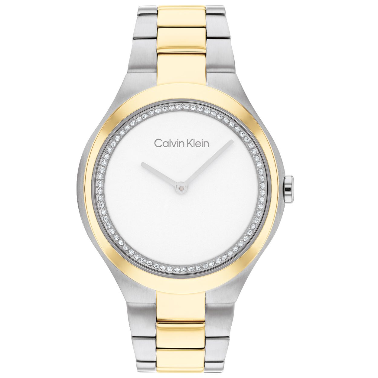 Calvin Klein CK25200366 Dames Staal Horloge 36mm 
Dit Calvin Klein dameshorloge met nr CK25200366 is een tijdloos en chique ontwerp. De stijlvolle zilverkleurige ronde gladde stalen kast heeft een goudkleurige wijzerplaat met een goudkleurige gladde bezel. Op de wijzerplaat is rondom een ring zijn fijne kristallen geplaatst. Verder zijn alleen de wijzers zichtbaar en is de naam Calvin Klein afgedrukt. Aan de zilverkleurige kast zit een bi-color mat glimmende schakelband. Het sierlijke horloge heeft een mineraalglas, een doorsnee van 36mm en is 3 ATM.

OVER CALVIN KLEIN
Calvin Klein is een wereldwijd lifestylemerk dat gewaagde, vooruitstrevende idealen en een verleidelijke, vaak minimalistische, esthetiek nastreeft. Calvin Klein werd groot in de jaren 70 door haar mode- en merkjeans collecties. In de jaren 80 lanceerde Calvin Klein haar spraakmakende ondergoed dat uitdrukkelijk van logo âs voorzien was. Vanwege het grote succes is het merk ook succesvol uitgerold in Accessoires, Parfums, Home, Brillen, Golf, Horloges en Sieraden.
Sinds de oprichting in 1968 door Calvin Klein, heeft het merk haar reputatie opgebouwd als leider in de Amerikaanse mode, dankzij een cleane esthetiek en innovatieve ontwerpen. Calvin Klein wil haar publiek verleiden en inspireren door middel van provocerende beelden en opvallende ontwerpen die prikkelen. 

SPECIFICATIES:
- Mineraalglas
- Zilverkleurige stalen kast
- Goudkleurige wijzerplaat 
- Bi-color schakelband
- Ronde kastvorm, Ã 36mm
- 3 ATM