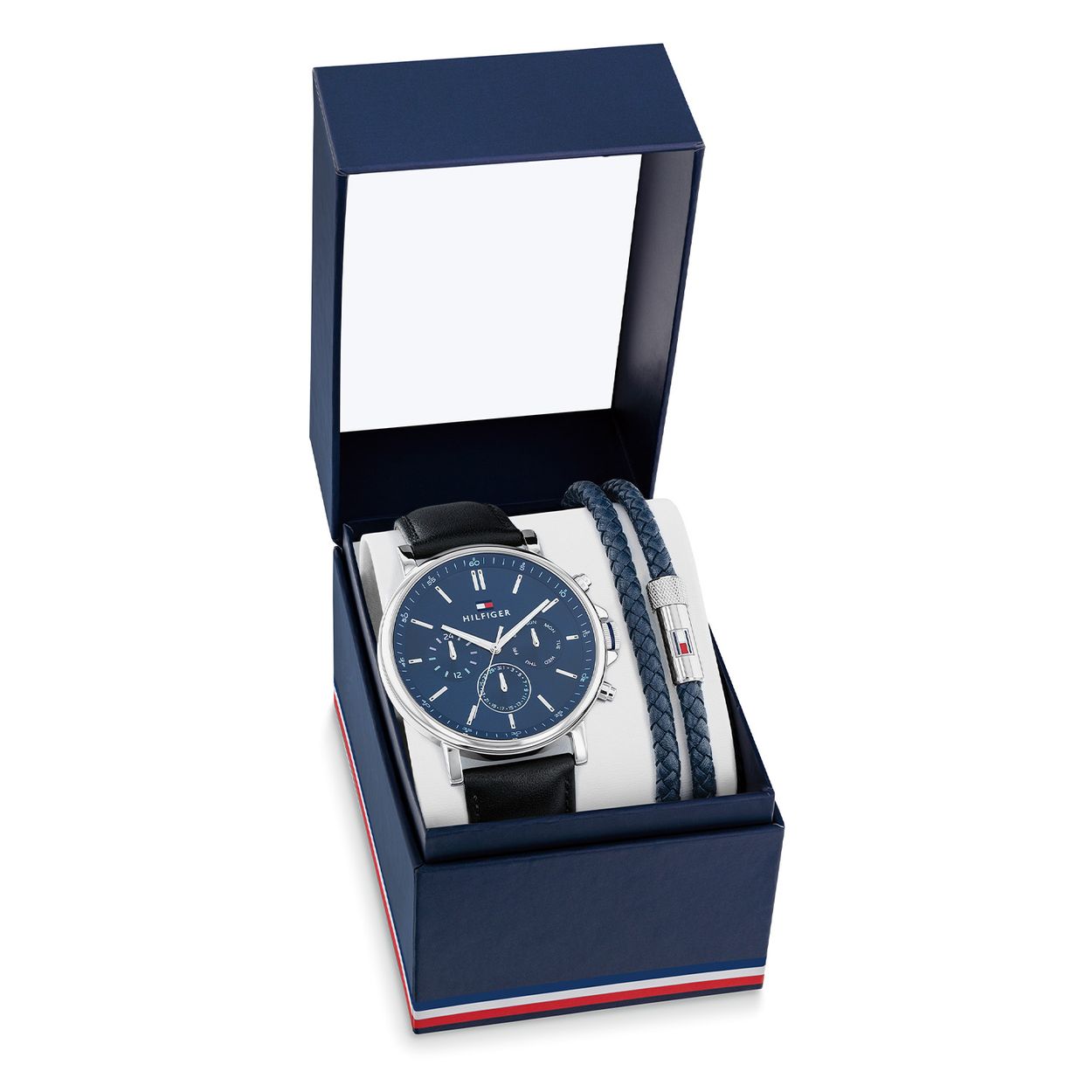 Tommy Hilfiger TH2770161 Giftset Heren Leer 44mm
Deze specifieke giftset van Tommy Hilfiger uit de heren serie met artikelnr: TH2770161 is super leuk om kado te doen of te krijgen. De set bestaat uit een stalen heren horloge met een blauwe wijzerplaat met dag,- datum en 24-uursaanduiding. Aan het horloge zit een zwarte lerenband. Tevens zit er een blauwe gevlochten leren extra lange armband in die 2x om de pols past en sluit met een magneetsluiting. Het horloge heeft een mineraalglas, een doorsnee van 44mm en is 5ATM. De totale lengte van de armband is 38 cm.

Het merk:
Sinds de lancering van het merk in 1985 is Tommy Hilfiger wereldwijd bekend geworden als pionier van de klassieke Amerikaanse coole stijl. Geïnspireerd door de iconische popcultuur en het Amerikaanse erfgoed. De dames en herencollectie van dit seizoen bestaan uit minimalistische silhouetten en rustieke lederen details. De herenhorlogecollectie biedt iconische uurwerken met roestvrijstalen, lederen en siliconen banden.

Specificaties:
- Mineraalglas
- Ronde kast 44mm
- Zilverkleurige horlogekast
- Blauwe wijzerplaat
- Zwarte lerenband 
- 3ATM
- Leren dubbele blauwe armband