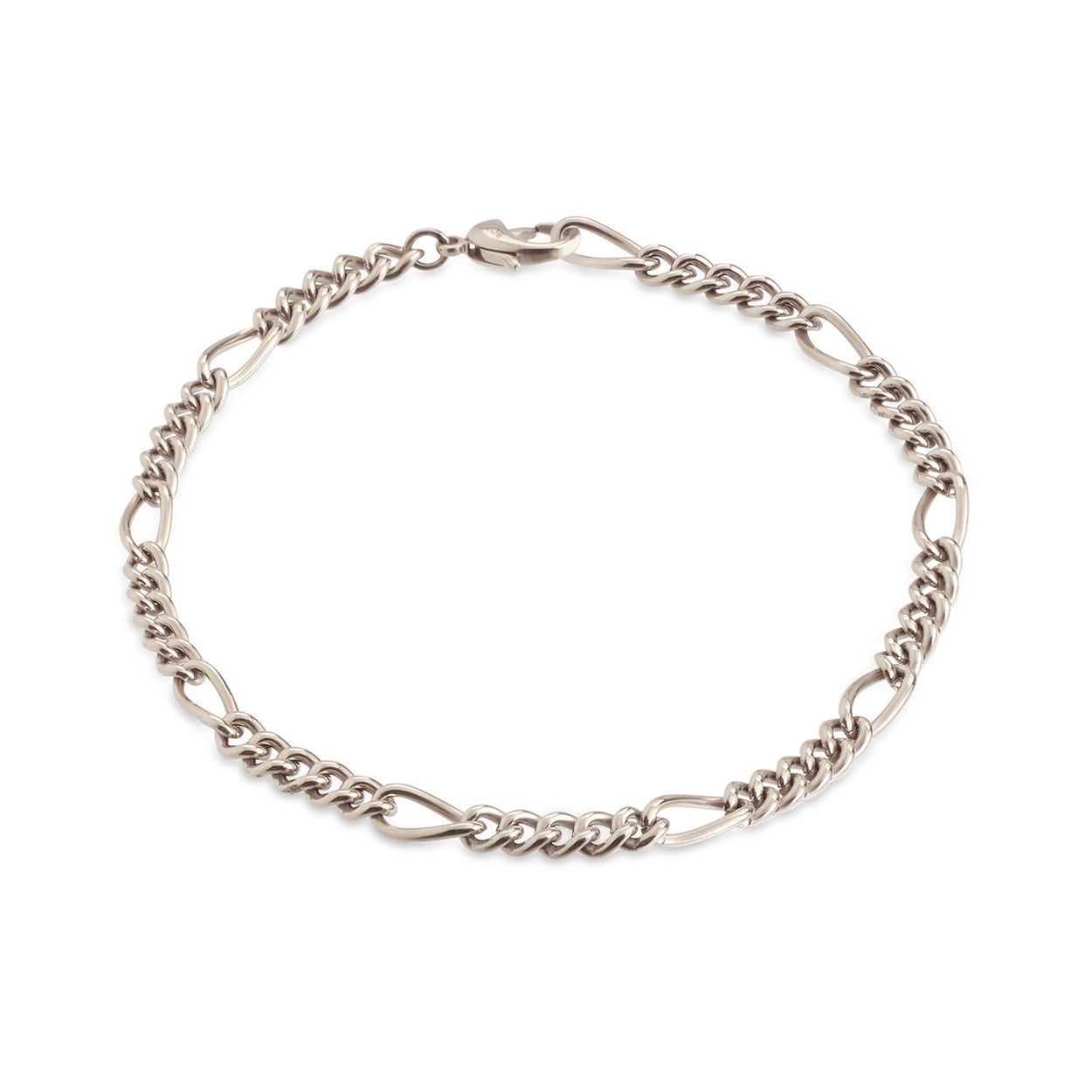 Boccia Titanium 03051-01 Armband 
Deze unieke titanium armband van Boccia Titanium is een mooie toevoeging aan je sieradencollectie! Wat de zilverkleurige armband uniek maakt, is de stoere figaro schakel. Combineer de armband met het bijpassende collier voor een complete look. De lengte is 20cm.

HET MERK
Boccia Titanium is het titanium merk van Nederland, dat zijn oorsprong in Duitsland vindt en is opgericht in het jaar 1992. Ontwikkeld door internationale ontwerpers. Alle titanium componenten van de BOCCIA TITANIUM collectie zijn gemaakt van 99,7% puur titanium; het bijzondere materiaal. Het is licht in gewicht, neemt de temperatuur van de huid aan en is zeer huidvriendelijk. Bovendien is het corrosie- en temperatuurbestendig.

SPECIFICATIES
- Armband
- Puur titanium
- Glanzend
- 20cm