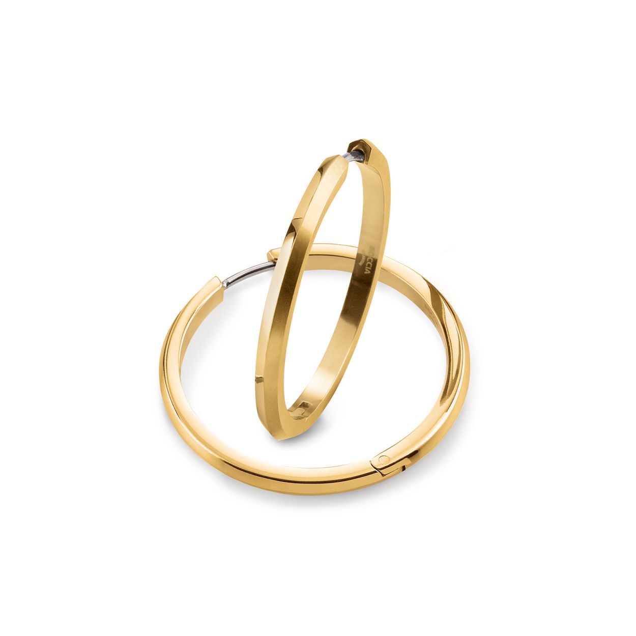 Boccia Titanium 0571-03 Oorringen
Deze unieke titanium oorringen van Boccia Titanium zijn een mooie toevoeging aan je sieradencollectie! Wat de goudkleurige oorbellen uniek maakt, is dat ze mooi om het oor vallen en mat en glanzned zijn. De doorsnee is 31,8mm en zijn 3mm breed. Dit geeft een sierlijk effect. Combineer de oorbellen met andere sieraden van Boccia voor een complete look. 

HET MERK
Boccia Titanium is het titanium merk van Nederland, dat zijn oorsprong in Duitsland vindt en is opgericht in het jaar 1992. Ontwikkeld door internationale ontwerpers. Alle titanium componenten van de BOCCIA TITANIUM collectie zijn gemaakt van 99,7% puur titanium; het bijzondere materiaal. Het is licht in gewicht, neemt de temperatuur van de huid aan en is zeer huidvriendelijk. Bovendien is het corrosie- en temperatuurbestendig.

SPECIFICATIES
- Oorringen
- Puur titanium
- Mat en glanzend
