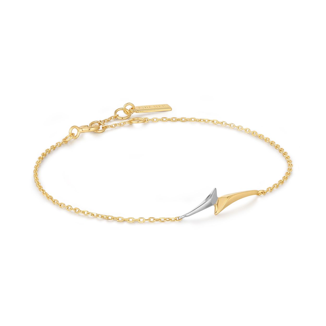 
Versier je pols met een vleugje tweekleurig, met deze prachtige zilveren armband met pijlmotief. Twee elegante pijlen in het midden van de armband geven een apart effect. De armband is verstelbaar d.m.v. tussenogen. Draag gewoon op zichzelf, of met meerdere armbanden van Ania Haie. 

