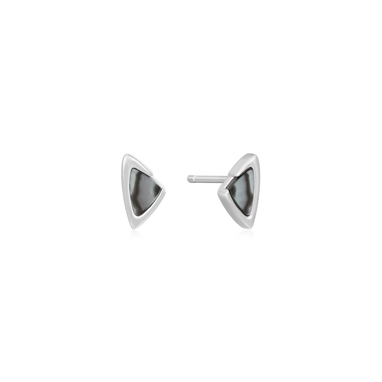AH E049-01H Tough Love Deze hoekige, op een pijl geinspireerde zilver oorknoppen met eenBlack mother of pearl schelp geeft elke vrouw de perfecte look. Sierlijk en chique en mooi te combineren met het bijpassende collier en andere sieraden van Ania Haie. HET MERK Geïnspireerd door de laatste fashion trends is Ania Haie het toonaangevende sieradenmerk voor hoogkwalitatieve maar ook betaalbare zilveren sieraden, zonder op de kwaliteit in te leveren. Iedere collectie is gebaseerd op de laatste catwalktrends, waardoor Ania Haie snel tot hét sieradenmerk voor stijlbewuste consumenten is verkozen. Elk sieraad wordt ontworpen om te combineren met andere sieraden waardoor je je eigen look kunt creëren. Maar ook zijn Ania Haie sieraden opvallend genoeg om op zichzelf te dragen. SPECIFICATIES - Silver Arrow Abalone Stud Earring - Oorbellen - 925 zilver gerodineerd - Black mother of pearl - Lengte 5mm - AH E049-01H