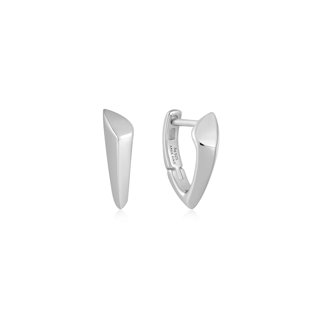 Deze op een pijl geinspireerde zilverkleurige oorringen zijn perfect voor elke gelegenheid en geven een update voor je dagelijkse collectie. Sierlijk en speels voor een maximalistische look, zeker mooi te combineren met de bijpassende andere sieraden van Ania Haie.