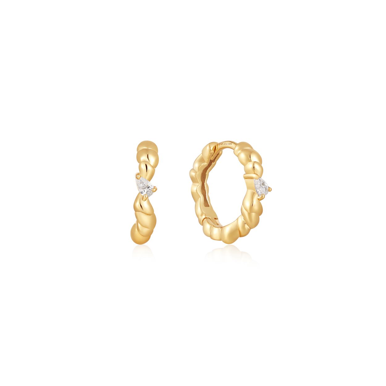 
Deze oorringen zijn gemaakt van 14-karaats verguld zilver en hebben een rij dikke wendingen en een enkele zirkonia voor precies de juiste hoeveelheid sprankeling. Super veelzijdig en super chique. De perfecte aanvulling op je garderobe voor het nieuwe seizoen. Draag gewoon op zichzelf, of combineer met meerdere andere sieraden van Ania Haie. 

