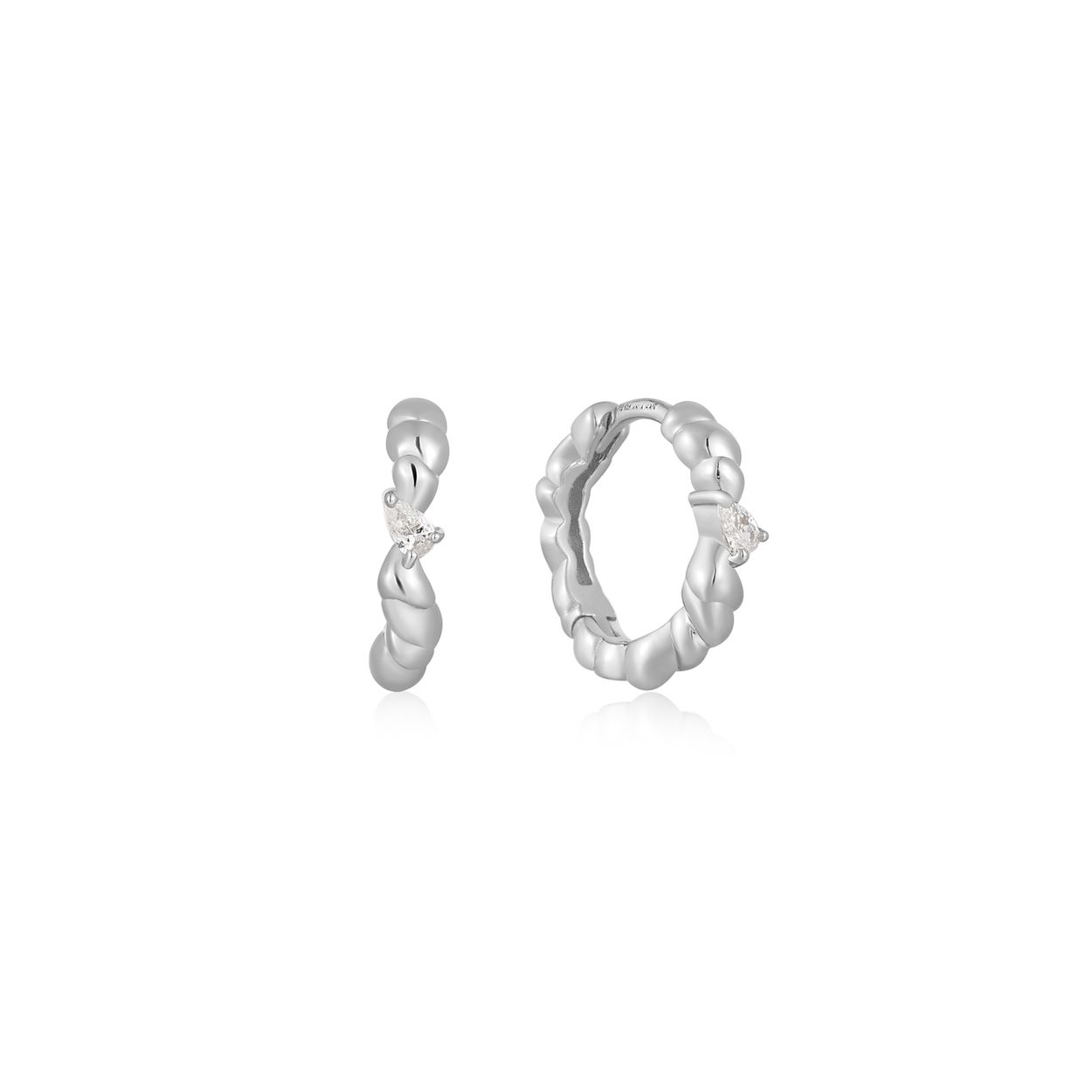 Deze oorringen zijn gemaakt van zilver en hebben een rij dikke wendingen en een enkele zirkonia voor precies de juiste hoeveelheid sprankeling. Super veelzijdig en super chique. De perfecte aanvulling op je garderobe voor het nieuwe seizoen. Draag gewoon op zichzelf, of combineer met meerdere andere sieraden.

