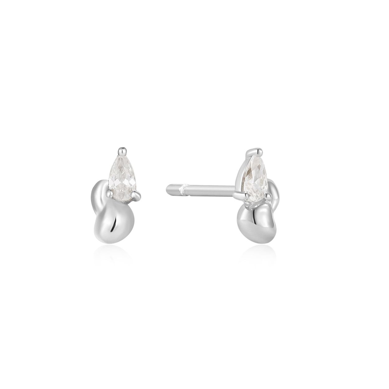 AH E050-02H Taking Shape
Een trendy kijk op klassieke oorknopjes, deze unieke oorknopjes combineren grof gedraaid zilver met peervormige zirkonia voor een sprankelende aanvulling op je dagelijkse sieradencollectie. Deze chique oorknopjes zijn gemaakt van zilver en zijn de ultieme manier om een ​​minimalistische look naar een hoger niveau te tillen. Draag gewoon op zichzelf, of combineer met meerdere andere sieraden van Ania Haie. 

HET MERK
Geïnspireerd door de laatste fashion trends is Ania Haie het toonaangevende sieradenmerk voor hoogkwalitatieve maar ook betaalbare zilveren sieraden, zonder op de kwaliteit in te leveren. Iedere collectie is gebaseerd op de laatste catwalktrends, waardoor Ania Haie snel tot hét sieradenmerk voor stijlbewuste consumenten is verkozen. Elk sieraad wordt ontworpen om te combineren met andere sieraden waardoor je je eigen look kunt creëren. Maar ook zijn Ania Haie sieraden opvallend genoeg om op zichzelf te dragen. 

SPECIFICATIES
- Silver Twisted Wave Stud Earring 
- Oorknoppen
- 925 zilver gerodineerd
- Zirkonia
- AH E050-02H