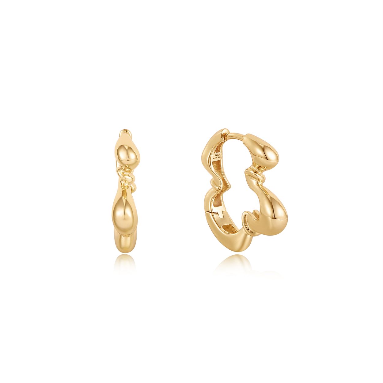 AH E050-03G Taking Shape
Deze oorringen vervaardigd met 14-karaats verguld zilver in sculpturale golven, zijn onze nieuwe cult-favoriete gedraaide oorringen, de perfecte keuze om een ââeenvoudige look naar een hoger niveau te tillen of een statement te maken. Super veelzijdig en super chique. De perfecte aanvulling op je garderobe voor het nieuwe seizoen. Draag gewoon op zichzelf, of combineer met meerdere andere sieraden van Ania Haie. 

HET MERK
GeÃ¯nspireerd door de laatste fashion trends is Ania Haie het toonaangevende sieradenmerk voor hoogkwalitatieve maar ook betaalbare zilveren sieraden, zonder op de kwaliteit in te leveren. Iedere collectie is gebaseerd op de laatste catwalktrends, waardoor Ania Haie snel tot hÃ©t sieradenmerk voor stijlbewuste consumenten is verkozen. Elk sieraad wordt ontworpen om te combineren met andere sieraden waardoor je je eigen look kunt creÃ«ren. Maar ook zijn Ania Haie sieraden opvallend genoeg om op zichzelf te dragen. 

SPECIFICATIES
- Gold Twisted Wave Hoop Earrings 
- Oorringen
- 925 zilver met gold plating
- Lengte 18mm
- AH E050-03G
