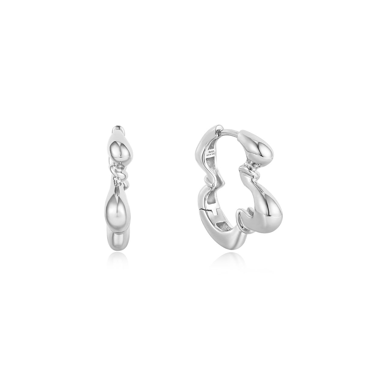 AH E050-03H Taking Shape
Deze oorringen vervaardigd van zilver in sculpturale golven, zijn onze nieuwe cult-favoriete gedraaide oorringen, de perfecte keuze om een ââeenvoudige look naar een hoger niveau te tillen of een statement te maken. Super veelzijdig en super chique. De perfecte aanvulling op je garderobe voor het nieuwe seizoen. Draag gewoon op zichzelf, of combineer met meerdere andere sieraden van Ania Haie. 

HET MERK
GeÃ¯nspireerd door de laatste fashion trends is Ania Haie het toonaangevende sieradenmerk voor hoogkwalitatieve maar ook betaalbare zilveren sieraden, zonder op de kwaliteit in te leveren. Iedere collectie is gebaseerd op de laatste catwalktrends, waardoor Ania Haie snel tot hÃ©t sieradenmerk voor stijlbewuste consumenten is verkozen. Elk sieraad wordt ontworpen om te combineren met andere sieraden waardoor je je eigen look kunt creÃ«ren. Maar ook zijn Ania Haie sieraden opvallend genoeg om op zichzelf te dragen. 

SPECIFICATIES
- Silver Twisted Wave Hoop Earrings 
- Oorringen
- 925 zilver gerodineerd
- Lengte 18mm
- AH E050-03H