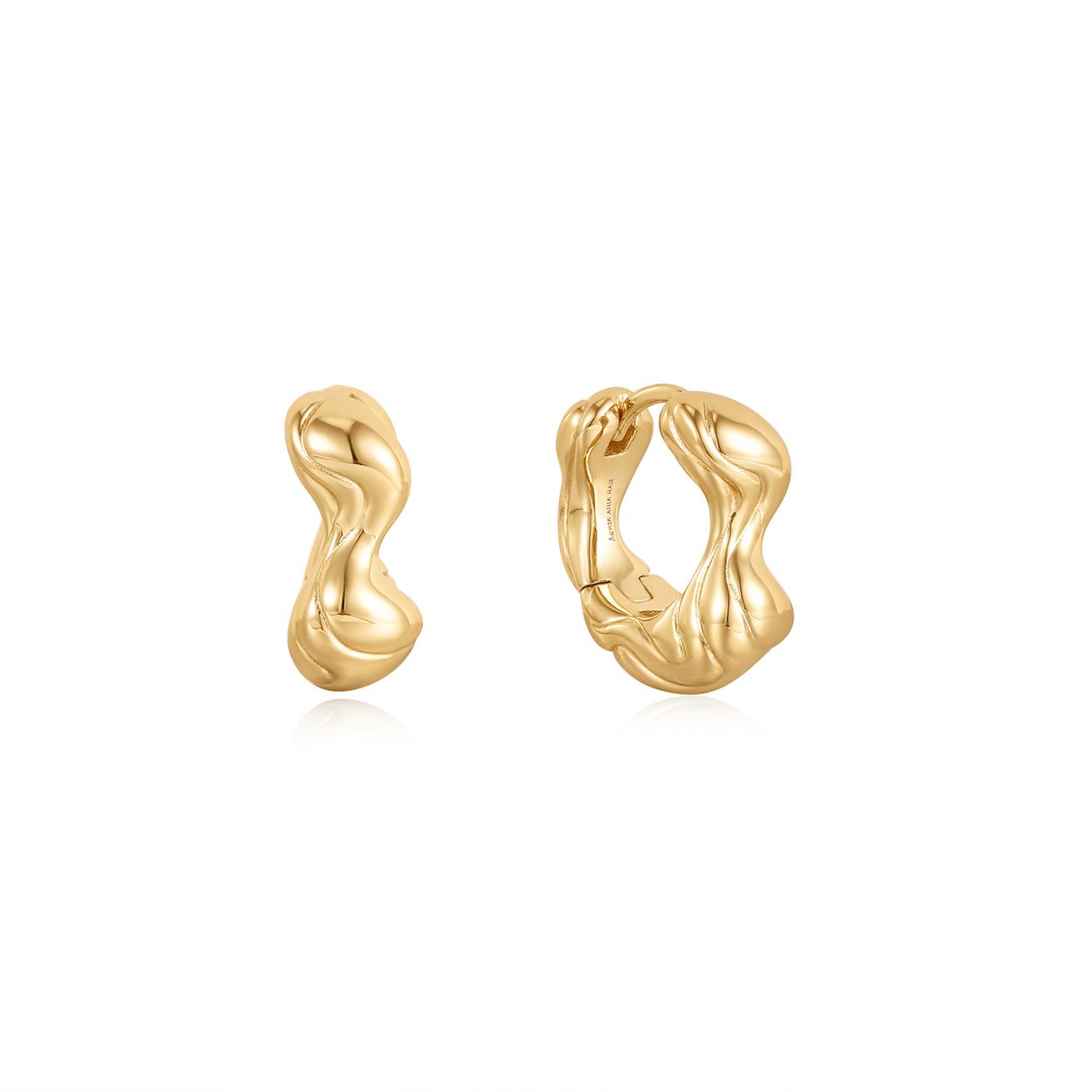 AH E050-04G Taking Shape
Deze oorringen vervaardigd met 14-karaats verguld zilver in sculpturale golven, zijn onze nieuwe cult-favoriete gedraaide oorringen, de perfecte keuze om een ​​eenvoudige look naar een hoger niveau te tillen of een statement te maken. Super veelzijdig en super chique. De perfecte aanvulling op je garderobe voor het nieuwe seizoen. Draag gewoon op zichzelf, of combineer met meerdere andere sieraden van Ania Haie. 

HET MERK
Geïnspireerd door de laatste fashion trends is Ania Haie het toonaangevende sieradenmerk voor hoogkwalitatieve maar ook betaalbare zilveren sieraden, zonder op de kwaliteit in te leveren. Iedere collectie is gebaseerd op de laatste catwalktrends, waardoor Ania Haie snel tot hét sieradenmerk voor stijlbewuste consumenten is verkozen. Elk sieraad wordt ontworpen om te combineren met andere sieraden waardoor je je eigen look kunt creëren. Maar ook zijn Ania Haie sieraden opvallend genoeg om op zichzelf te dragen. 

SPECIFICATIES
- Gold Twisted Wave Thick Hoop Earrings 
- Oorringen
- 925 zilver met gold plating
- Lengte 15mm
- AH E050-04G