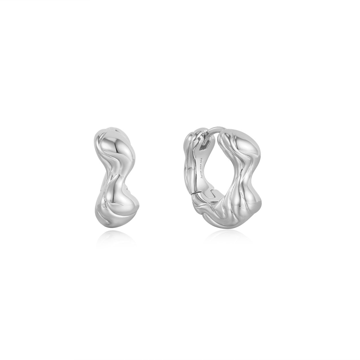 Deze oorringen vervaardigd van zilver in sculpturale golven, zijn onze nieuwe cult-favoriete gedraaide oorringen, de perfecte keuze om een eenvoudige look naar een hoger niveau te tillen of een statement te maken. Super veelzijdig en super chique. 


