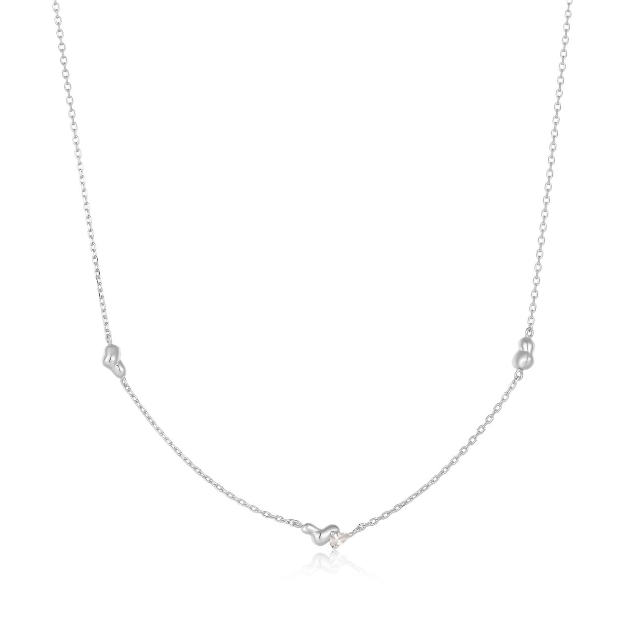 Geinspireerd door natuurlijke vormen, is deze prachtige delicate halsketting afgewerkt met drie gedraaide golfaccenten, die precies genoeg details toevoegen aan een sierlijk, minimalistisch stuk. Vervaardigd van zilver en chique gedragen. Super veelzijdig. De perfecte aanvulling op je garderobe voor het nieuwe seizoen. Draag gewoon op zichzelf, of combineer met meerdere colliers. 
