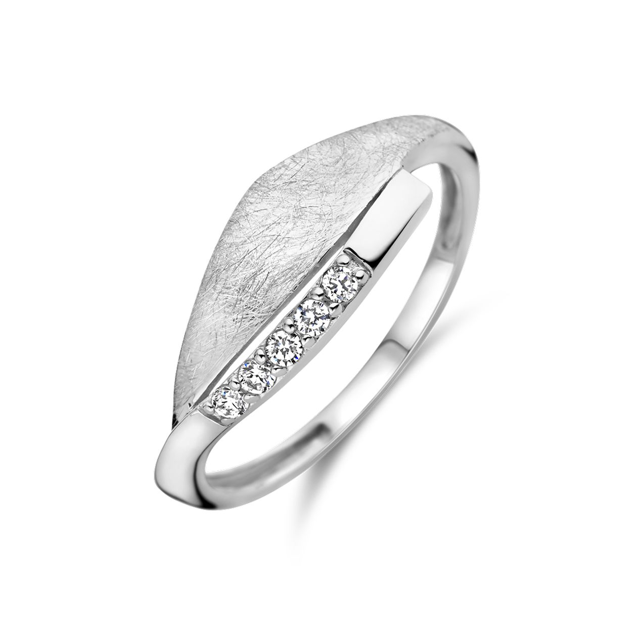 Gerhodineerd 925 zilveren ring uitgevoerd met zirkonia. De ring heeft een breedte van 7mm.
